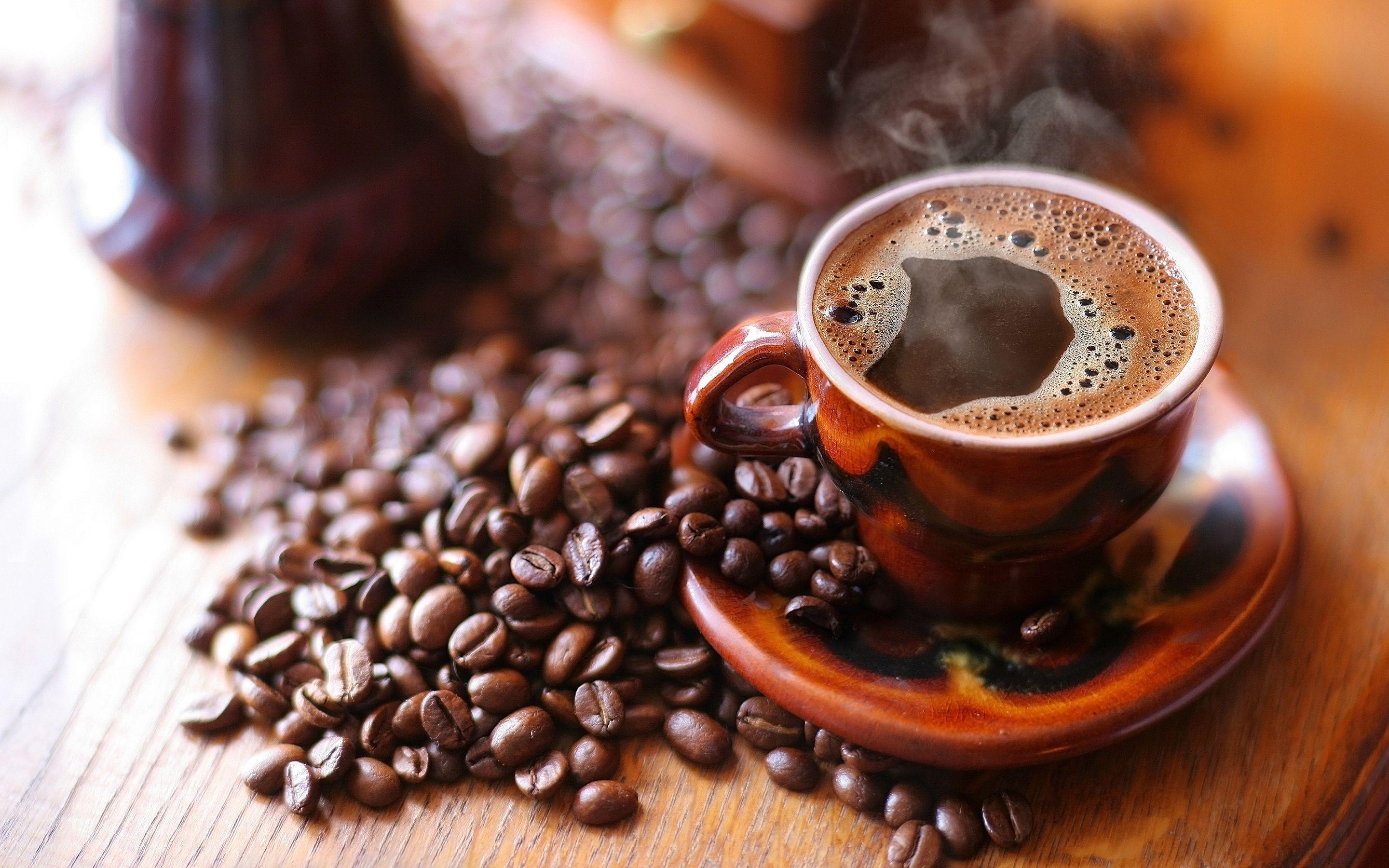 Tazza caffè fumante con chicchi, 2880x1800 2K+, MacBook Pro