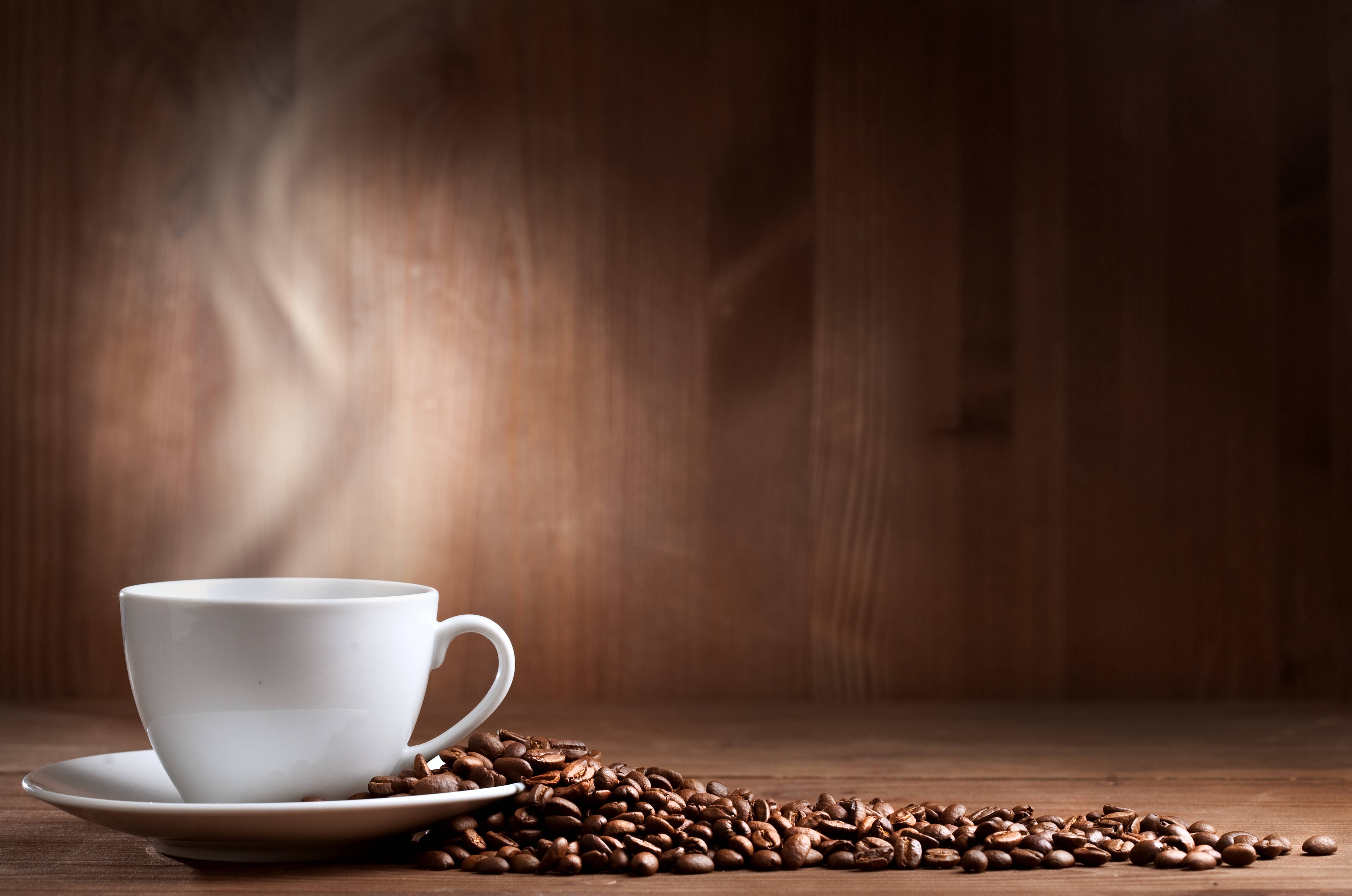 Tazzina caffè fumante e chicchi, 7000x4640 4K, Smart TV 4K