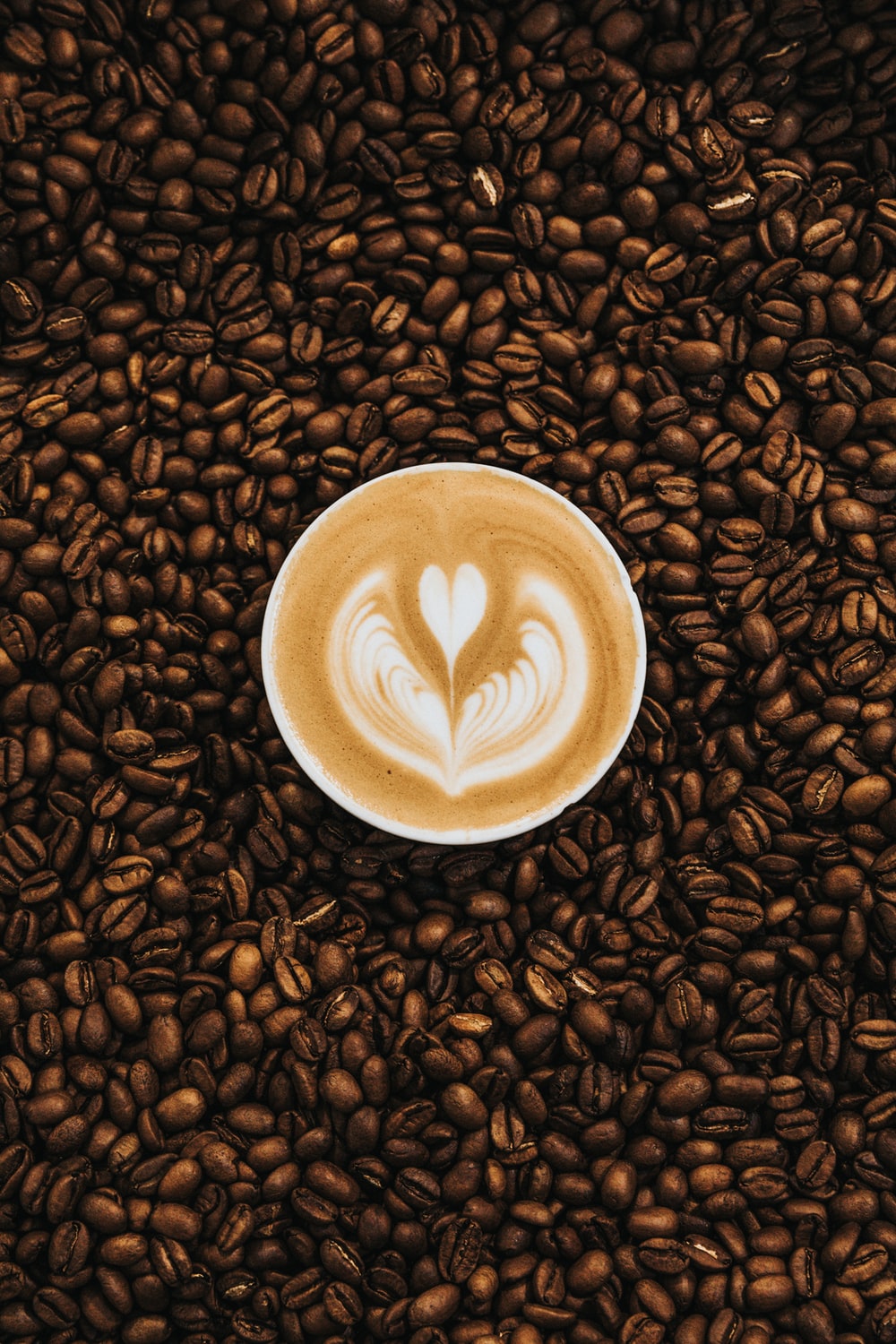 Tazza latte art su chicchi caffè, 1000x1500 Verticale, Telefono