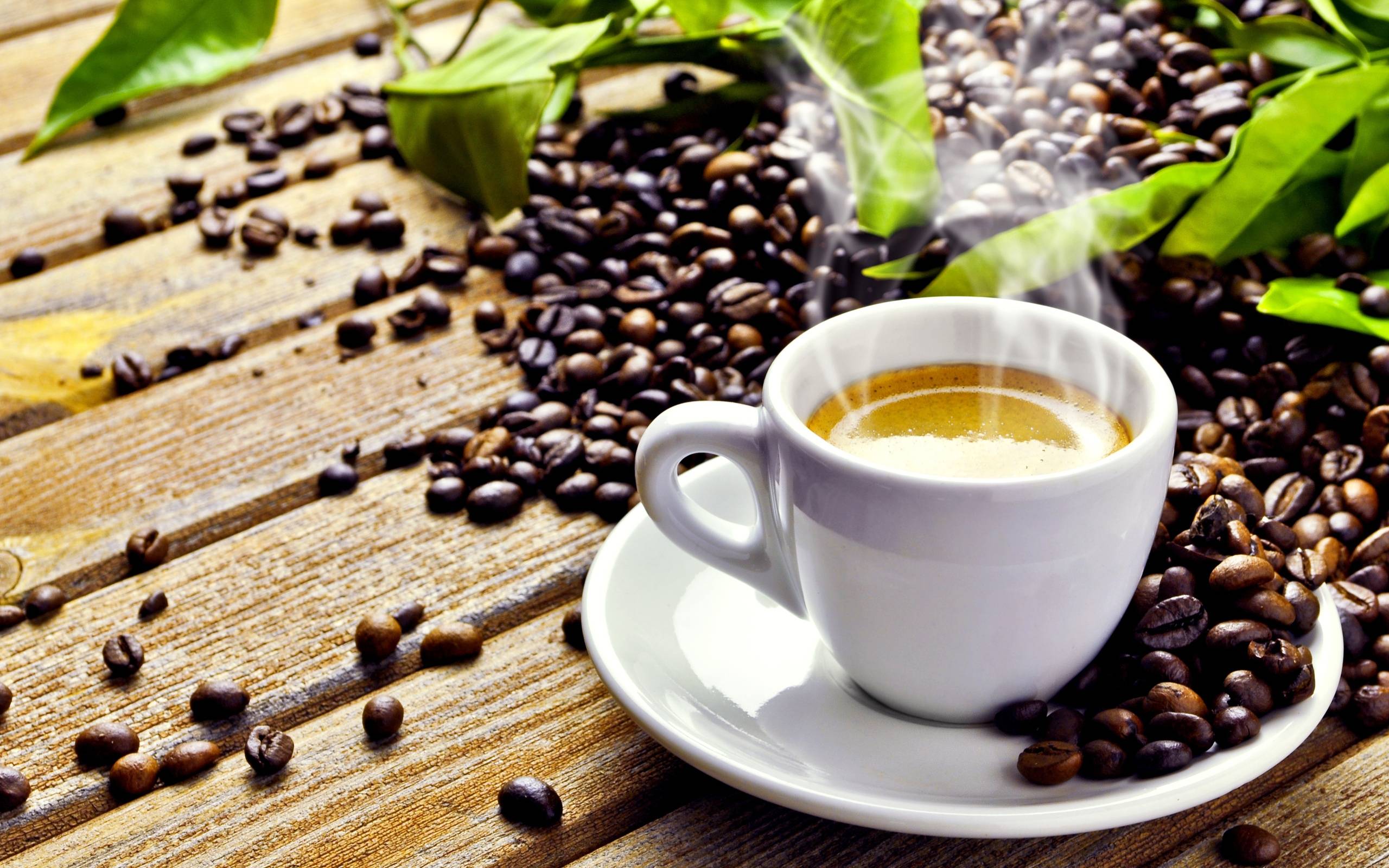 Tazzina caffè fumante e chicchi, 2560x1600 2K, Desktop