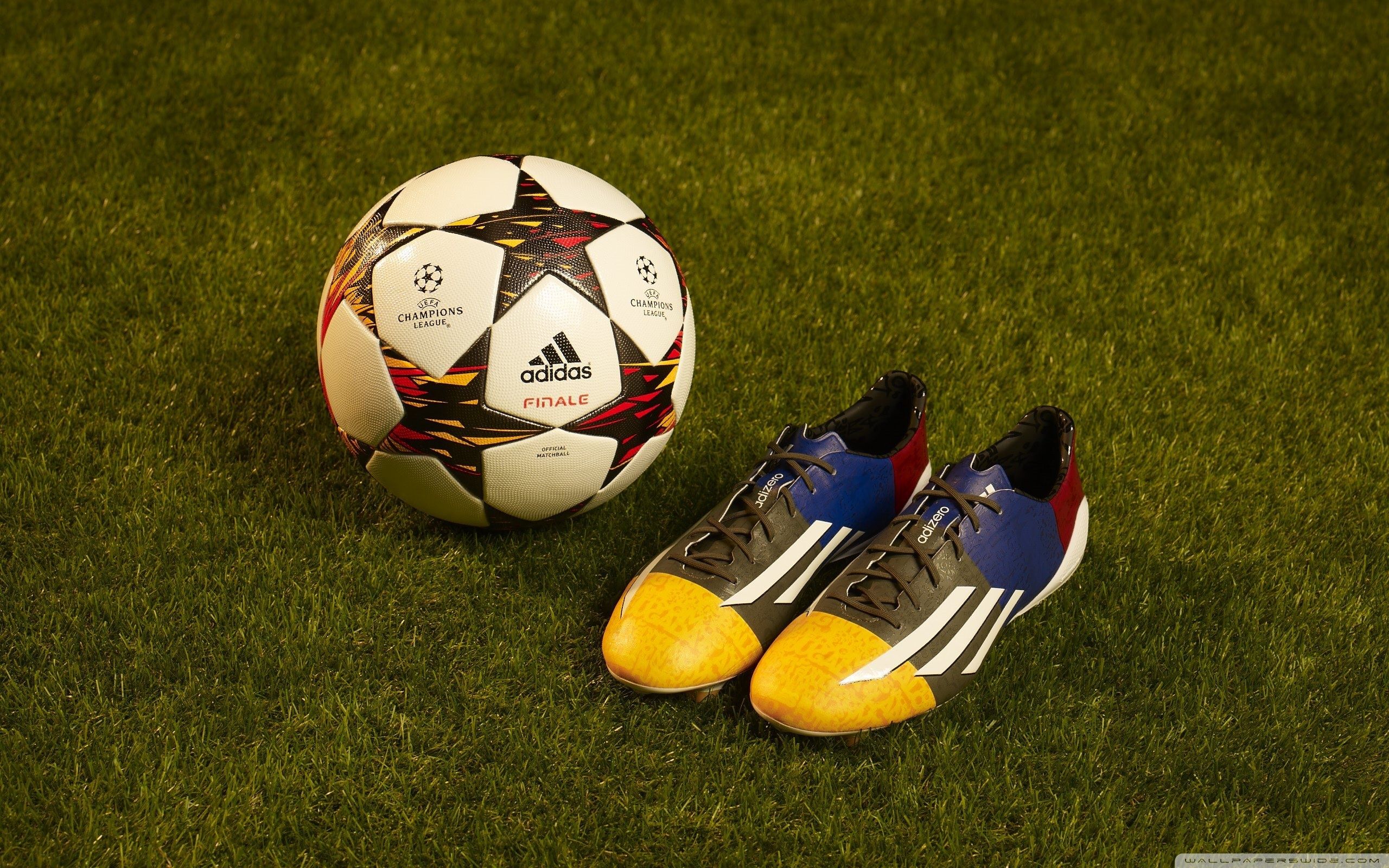 Pallone Adidas e scarpini calcio, 2560x1600 2K+, MacBook Pro