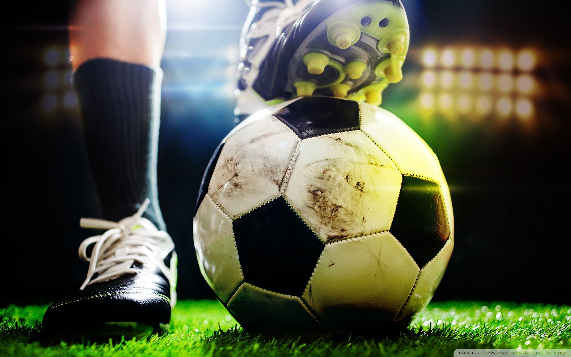 Pallone da calcio e scarpini, 1920x1200 WUXGA, Desktop