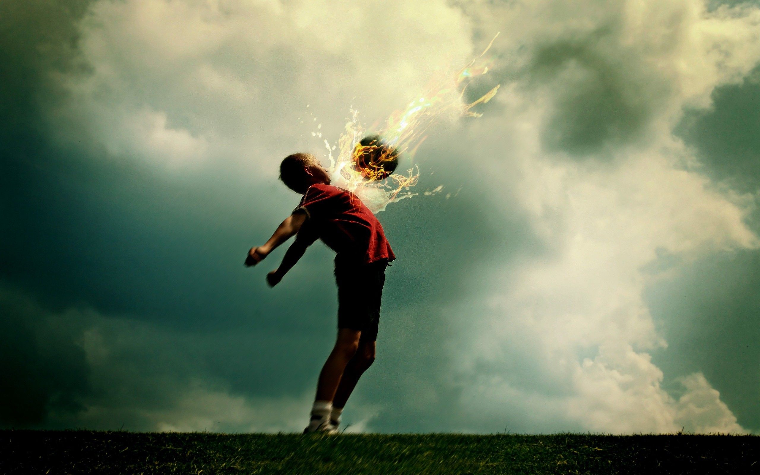 Calciatore colpisce pallone fiammeggiante, 2560x1600 2K+, Laptop