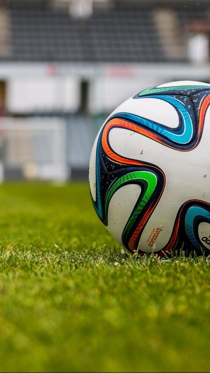Pallone da calcio colorato sul campo, 720x1280 Verticale, Telefono