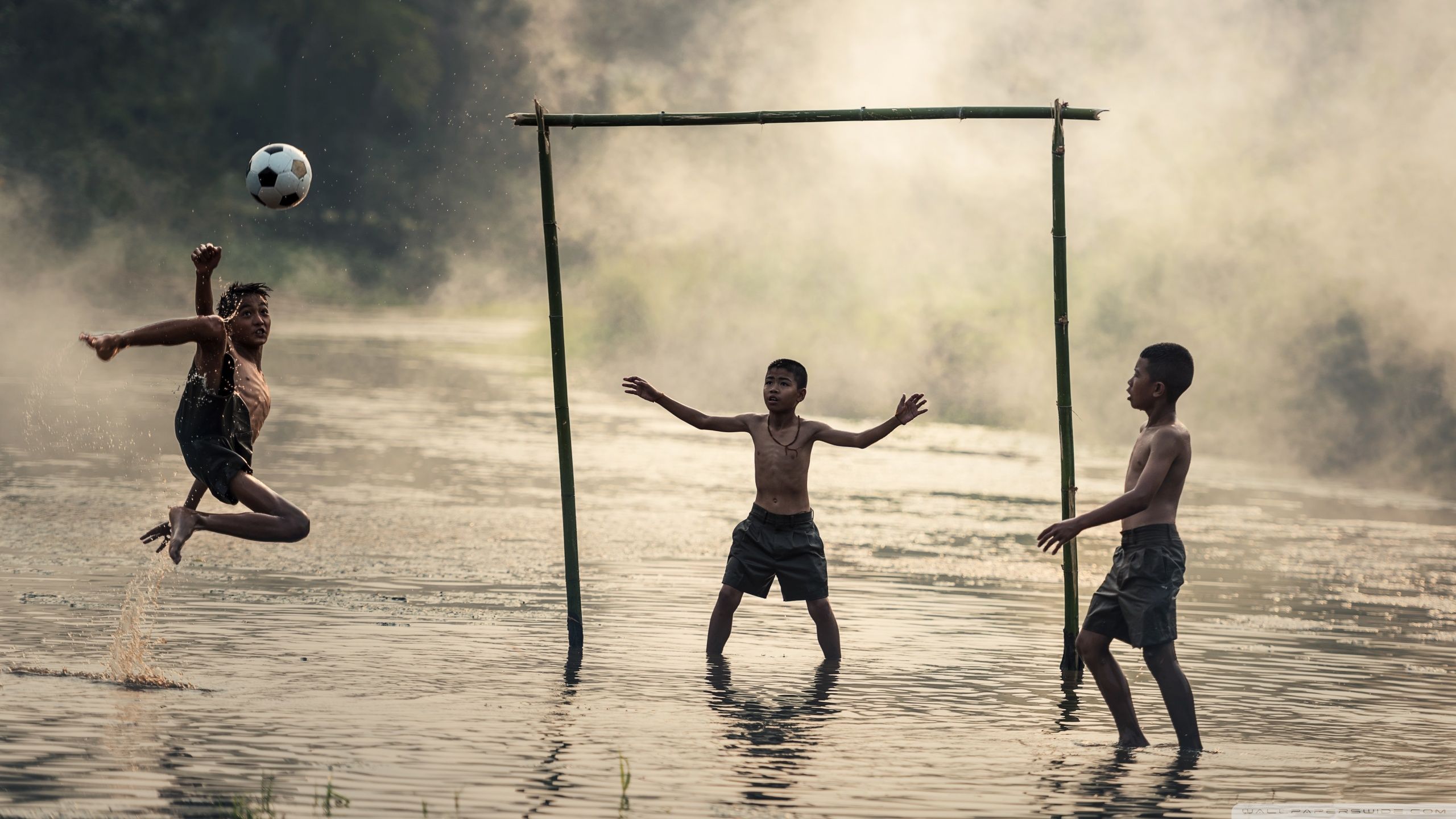 Bambini giocano calcio nell'acqua, 2560x1440 1440p, Monitor Gaming