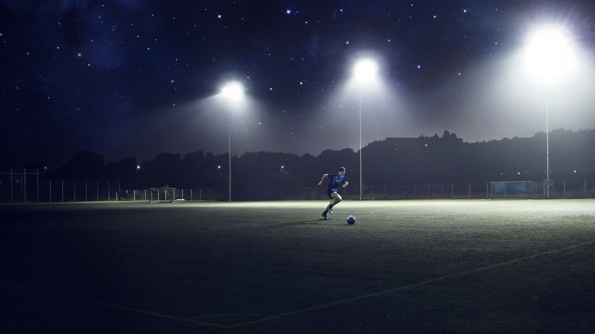 Calciatore campo notturno illuminato, 2000x1125 2K, Desktop