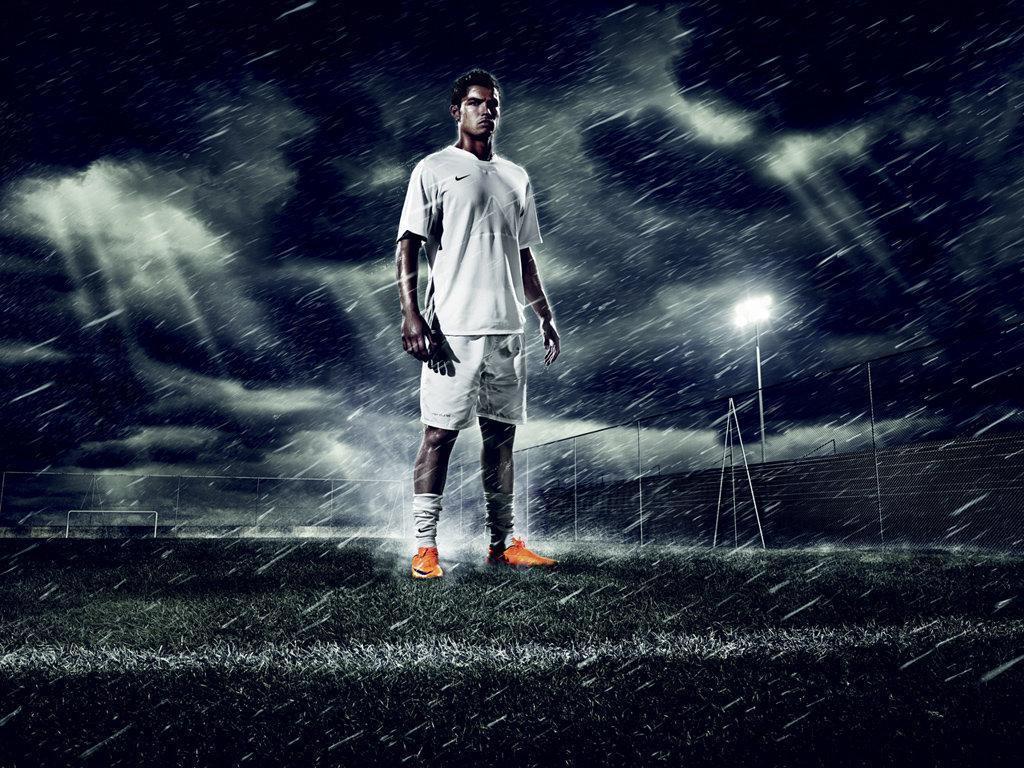 Calciatore Nike sotto pioggia, 1024x768 HD, PC Desktop