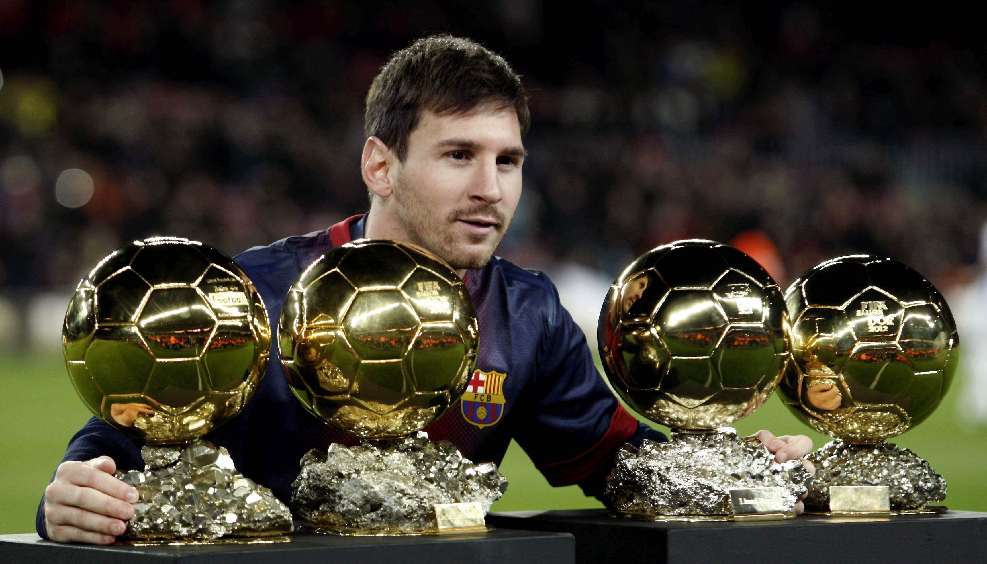 Messi con trofei Pallone d'Oro, Lionel Messi, 3444x1968 WQXGA, Desktop