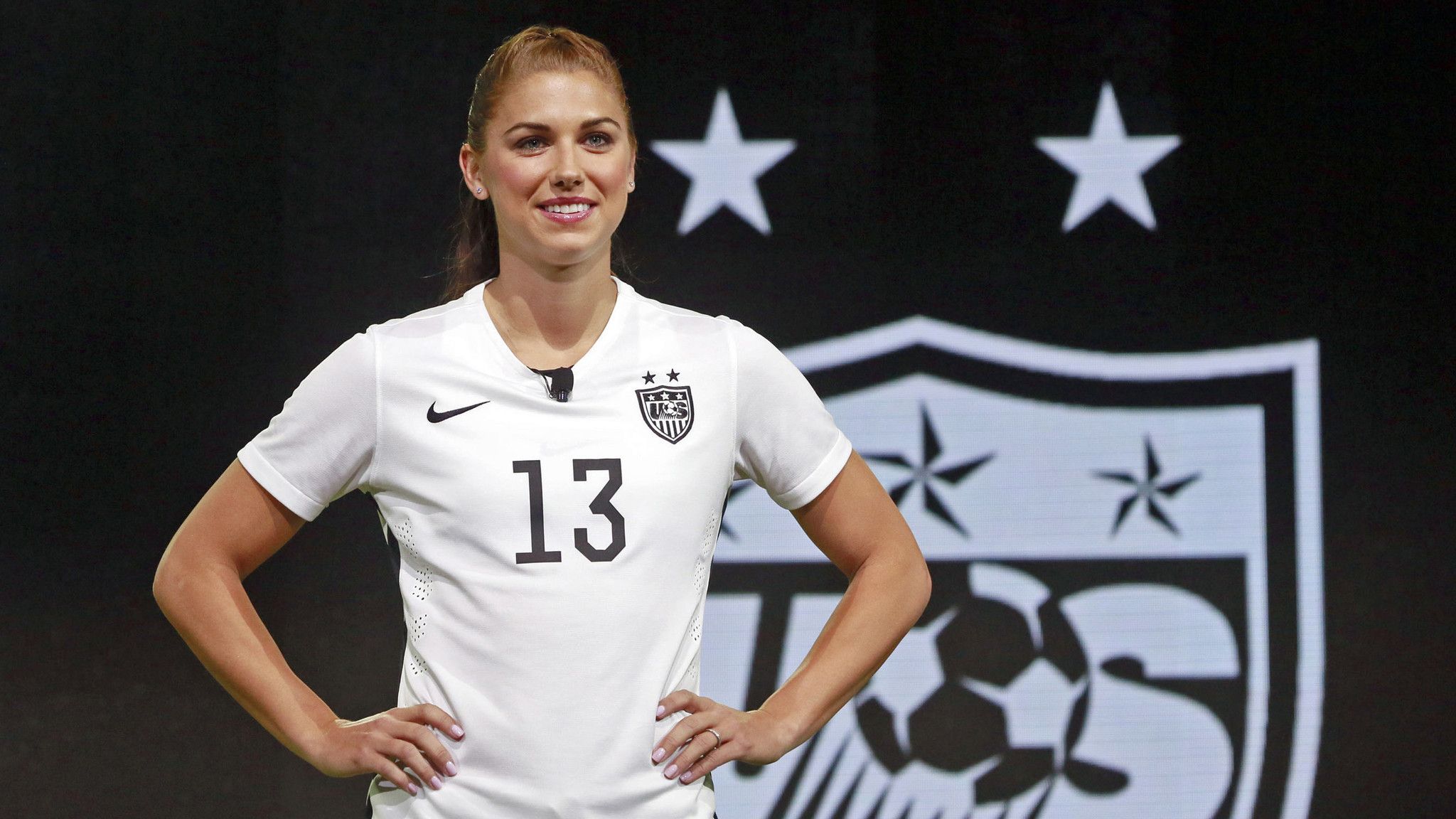Calciatrice USA maglia bianca, 2048x1152 alta risoluzione, Desktop