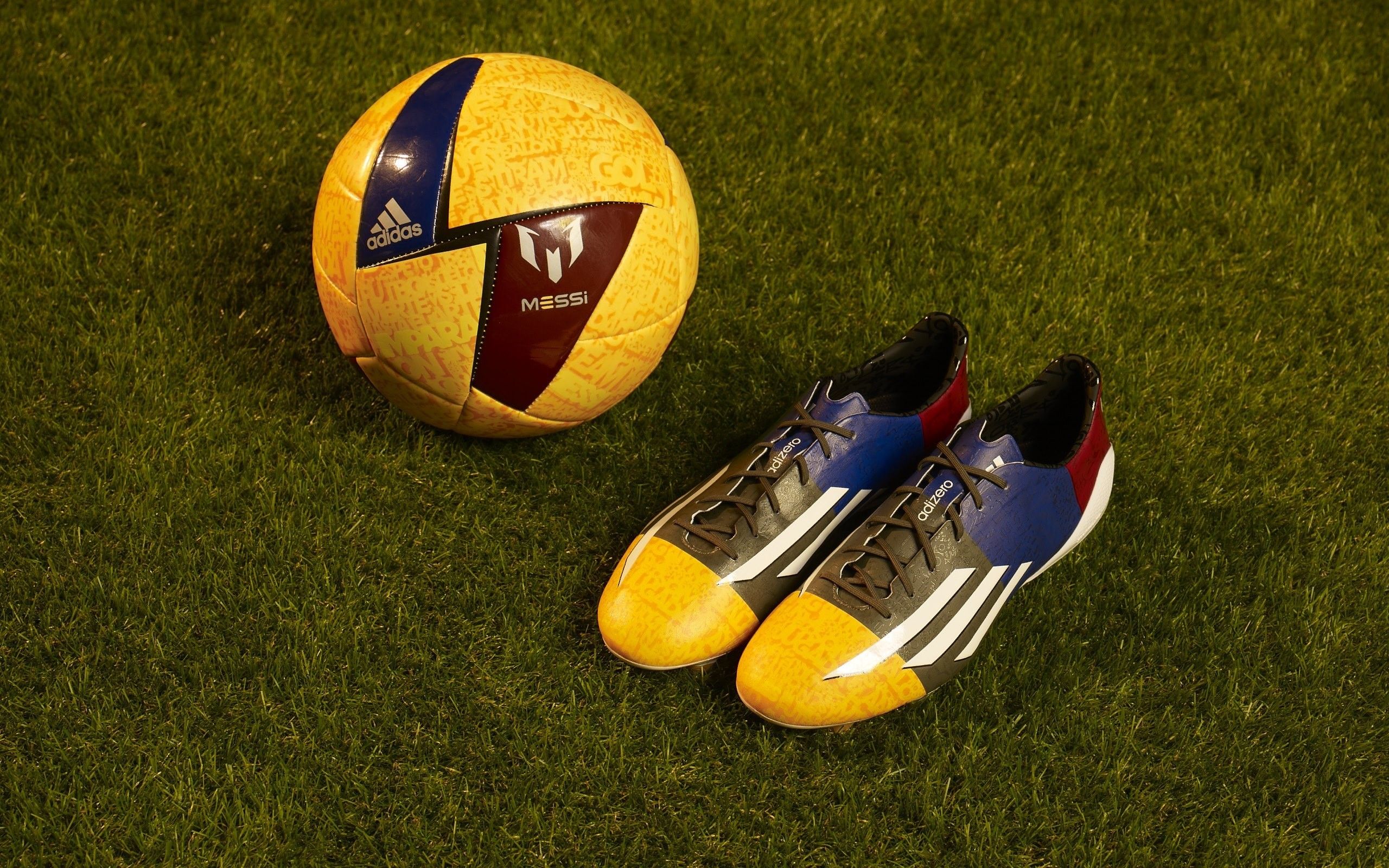 Pallone e scarpini da calcio, sfondi di Calcio, 2560x1600 WQXGA, Laptop