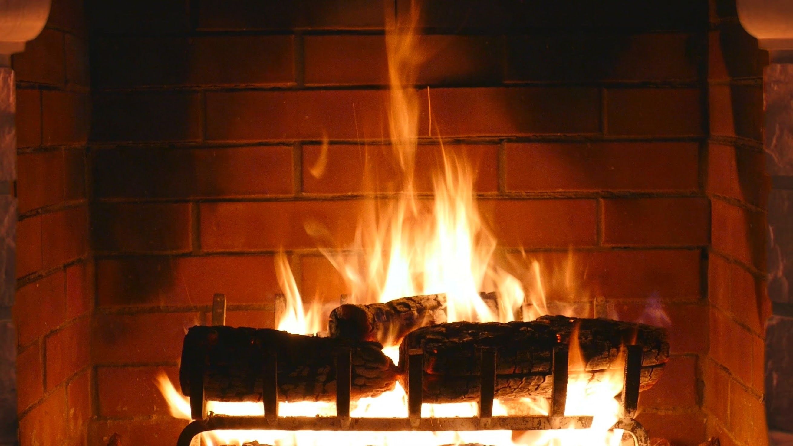 Camino con fuoco acceso, 2620x1474 2K, Desktop