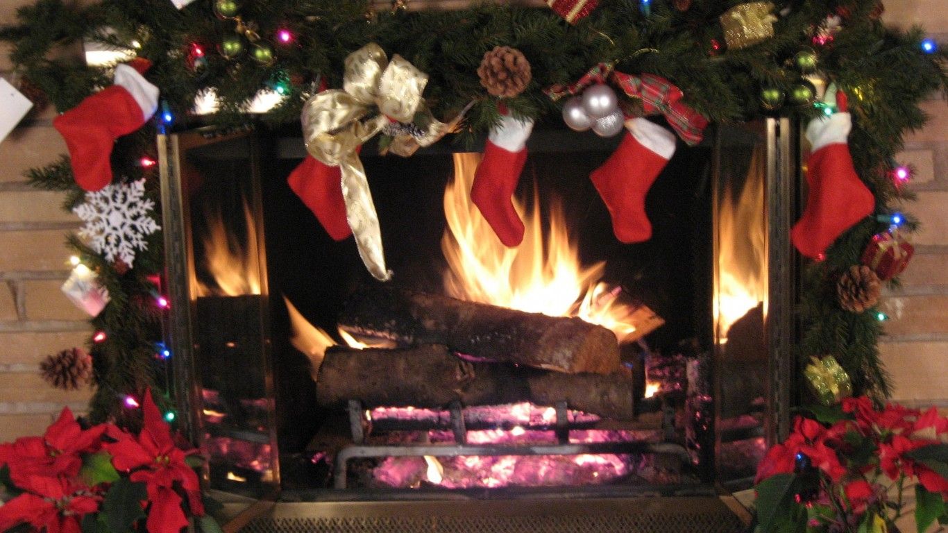 Camino di Natale acceso, 1366x768 720p, Laptop
