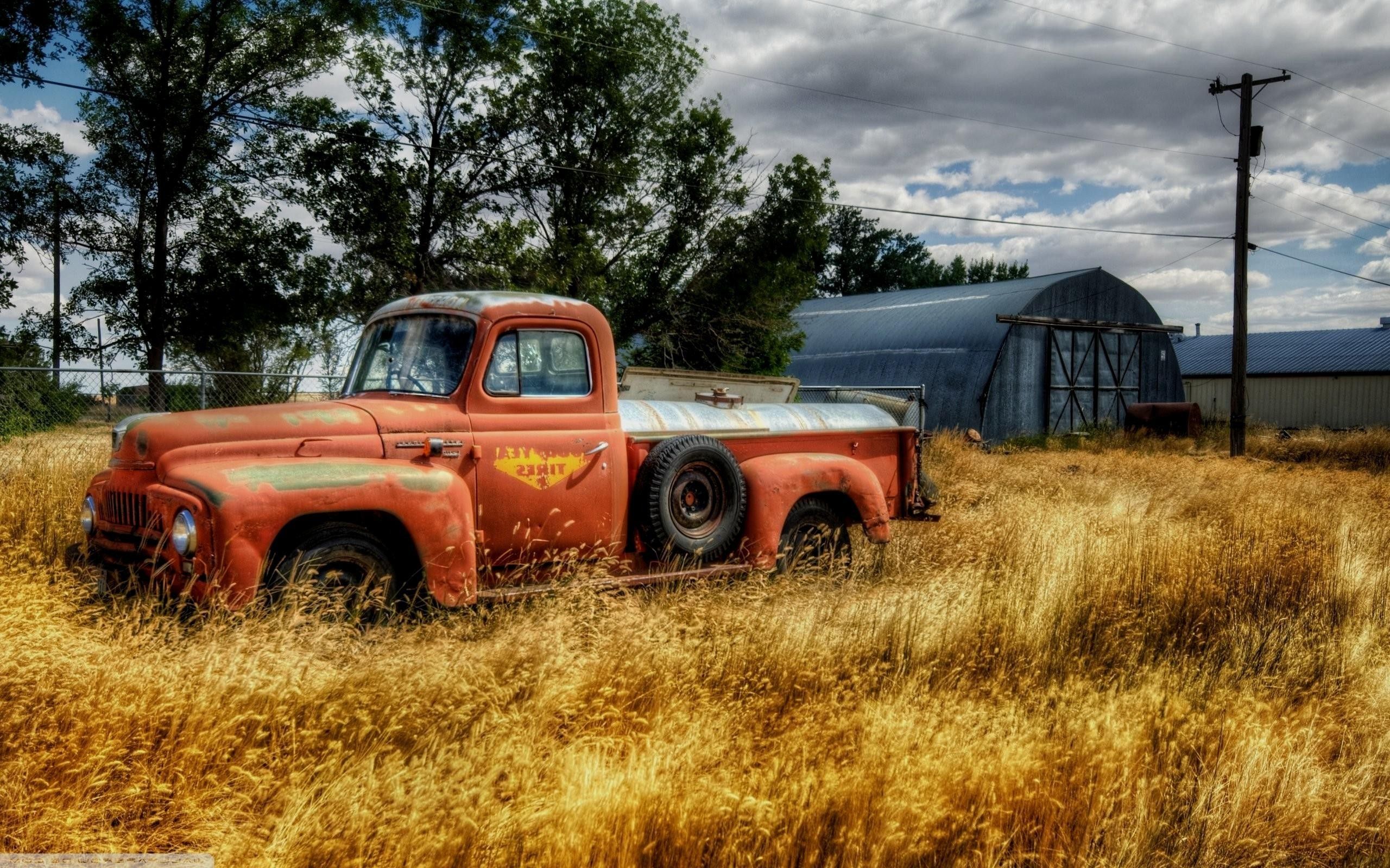 Camion arancione arrugginito in campo, 2560x1600 2K+, Desktop
