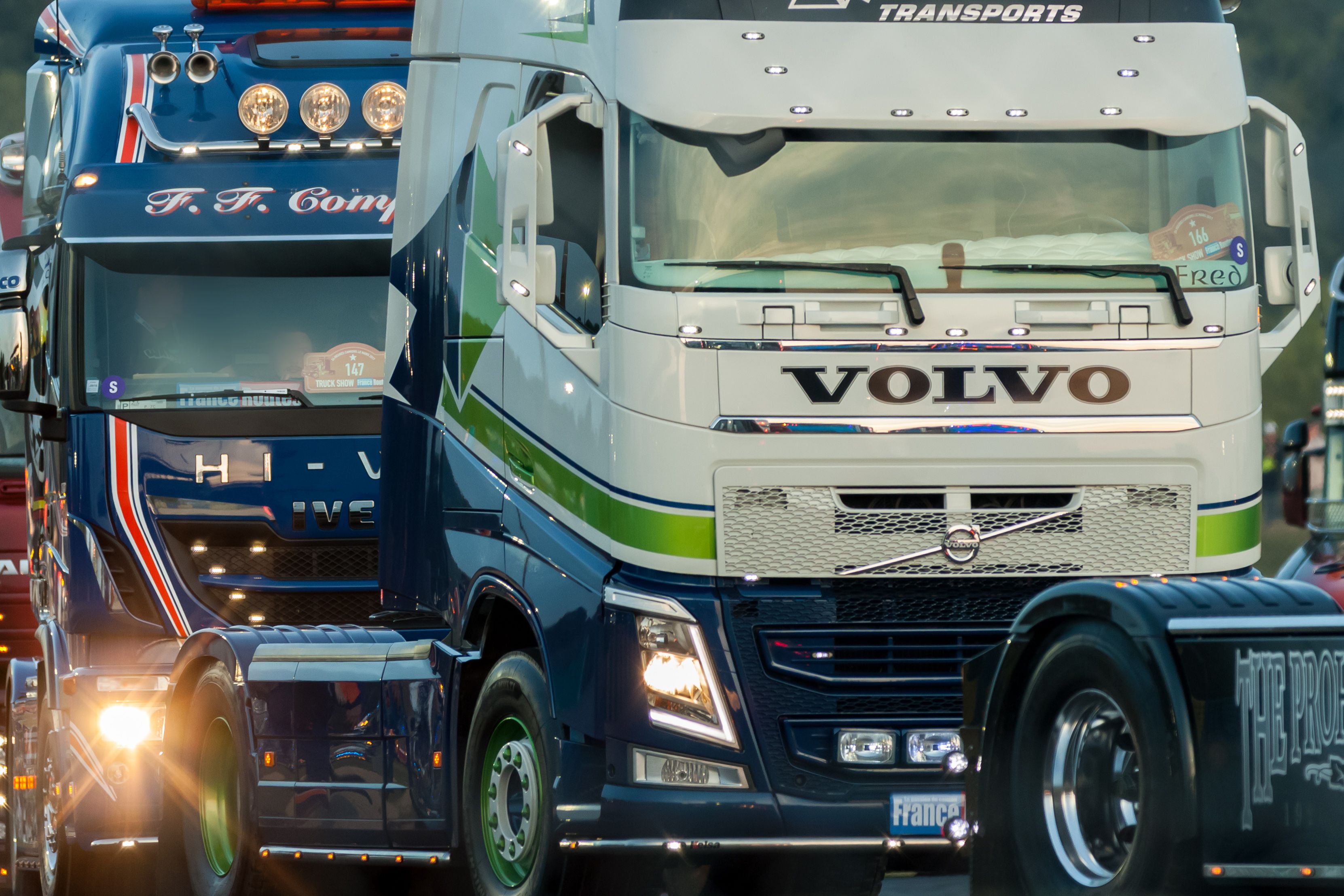 Camion Volvo classico blu, 3323x2216 2K, Monitor Gaming