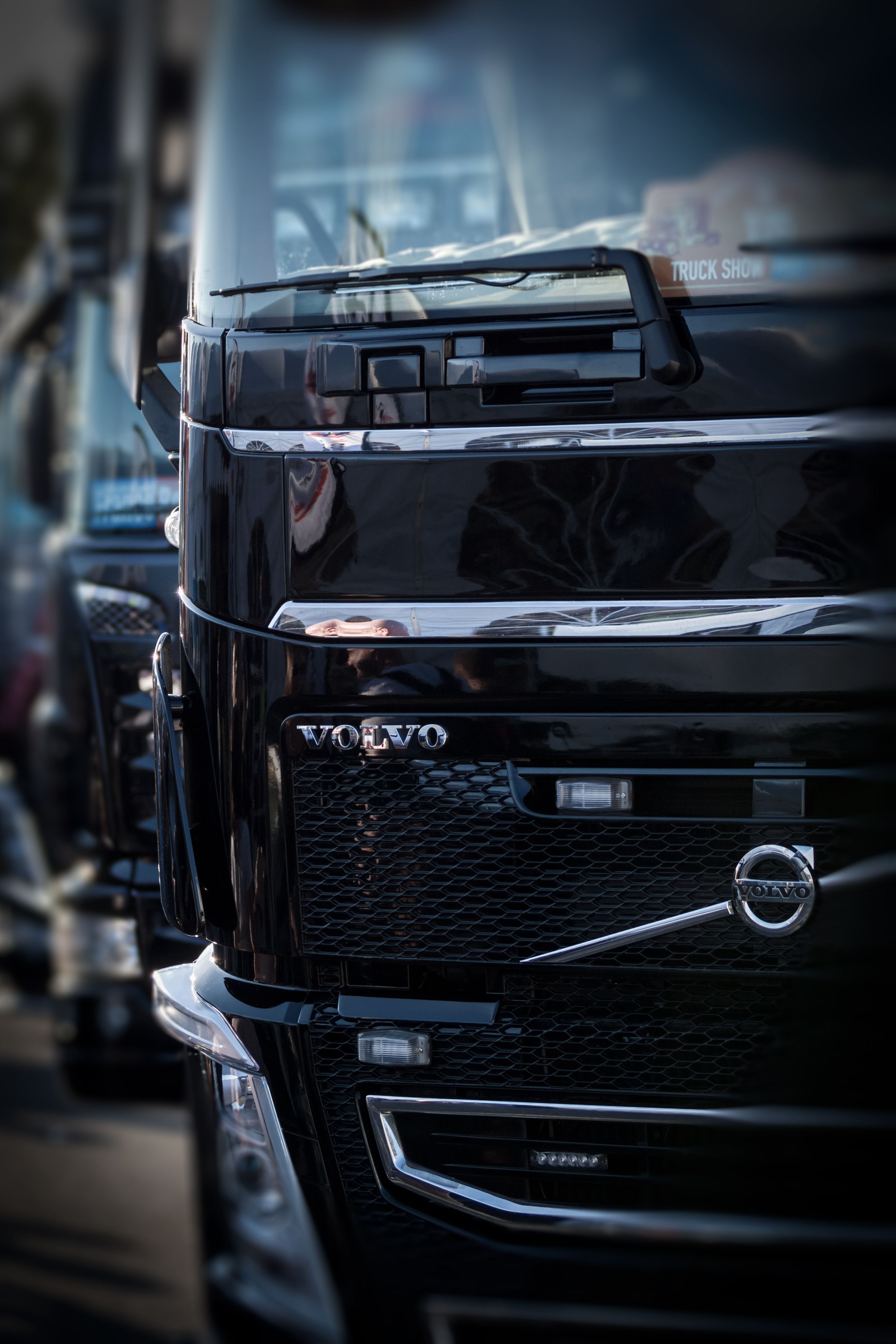 Camion Volvo nero classico, 2629x3944 Full HD Verticale, iPhone