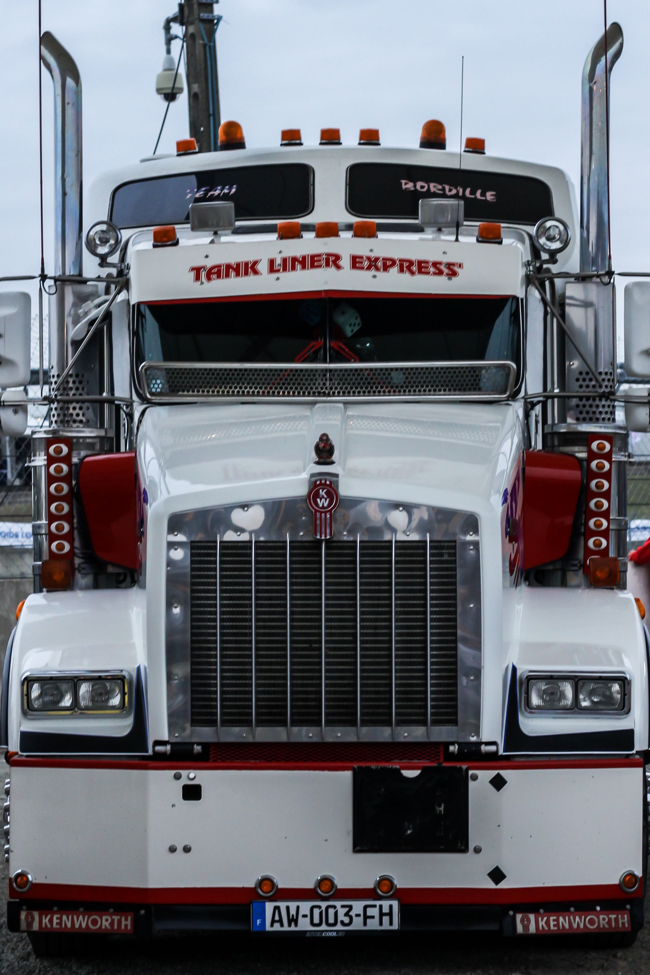 Camion Kenworth bianco classico frontale, 2188x3282 Full HD Verticale, iPhone