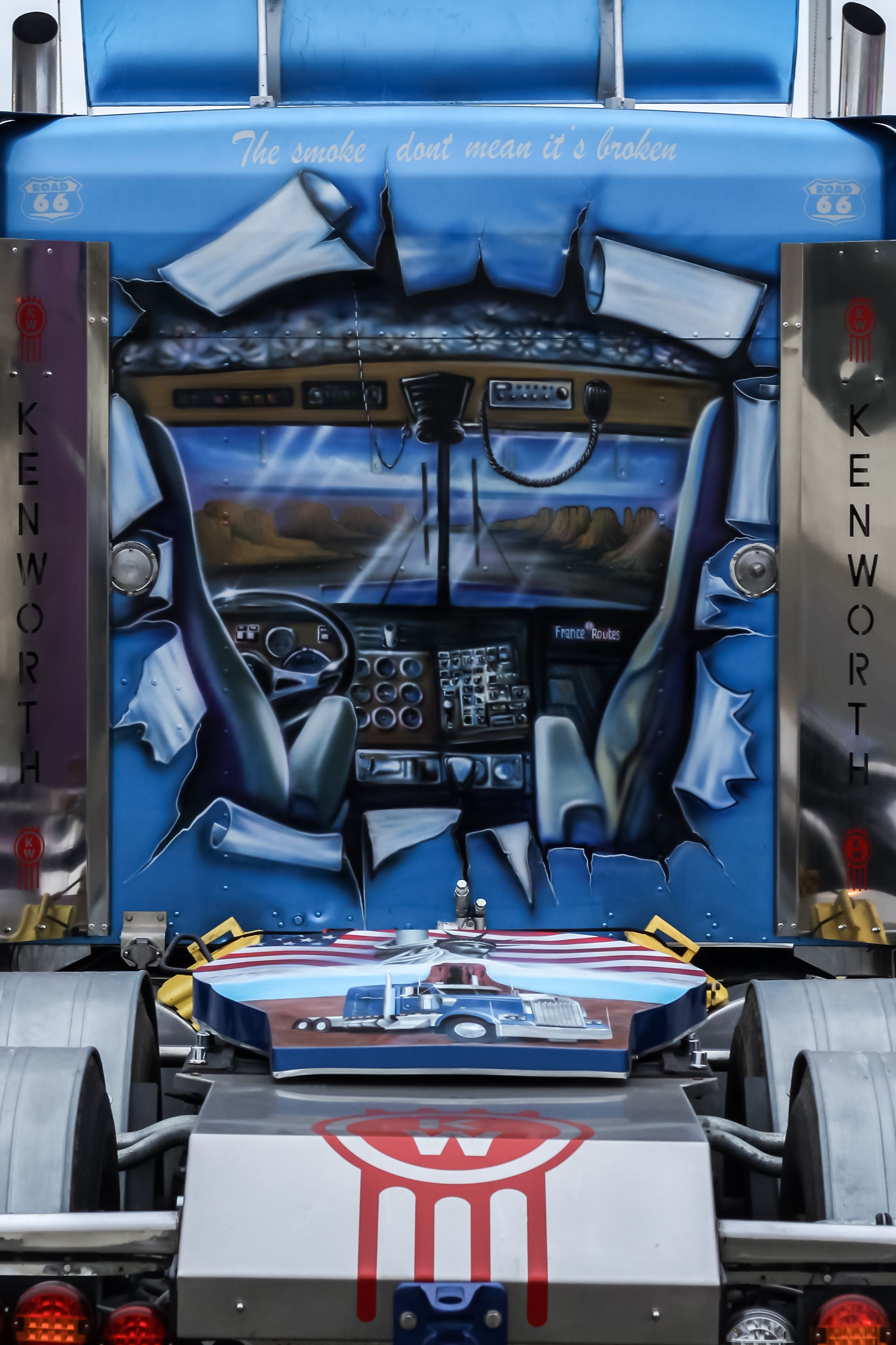 Camion Kenworth dipinto blu, 2267x3401 Verticale, OnePlus