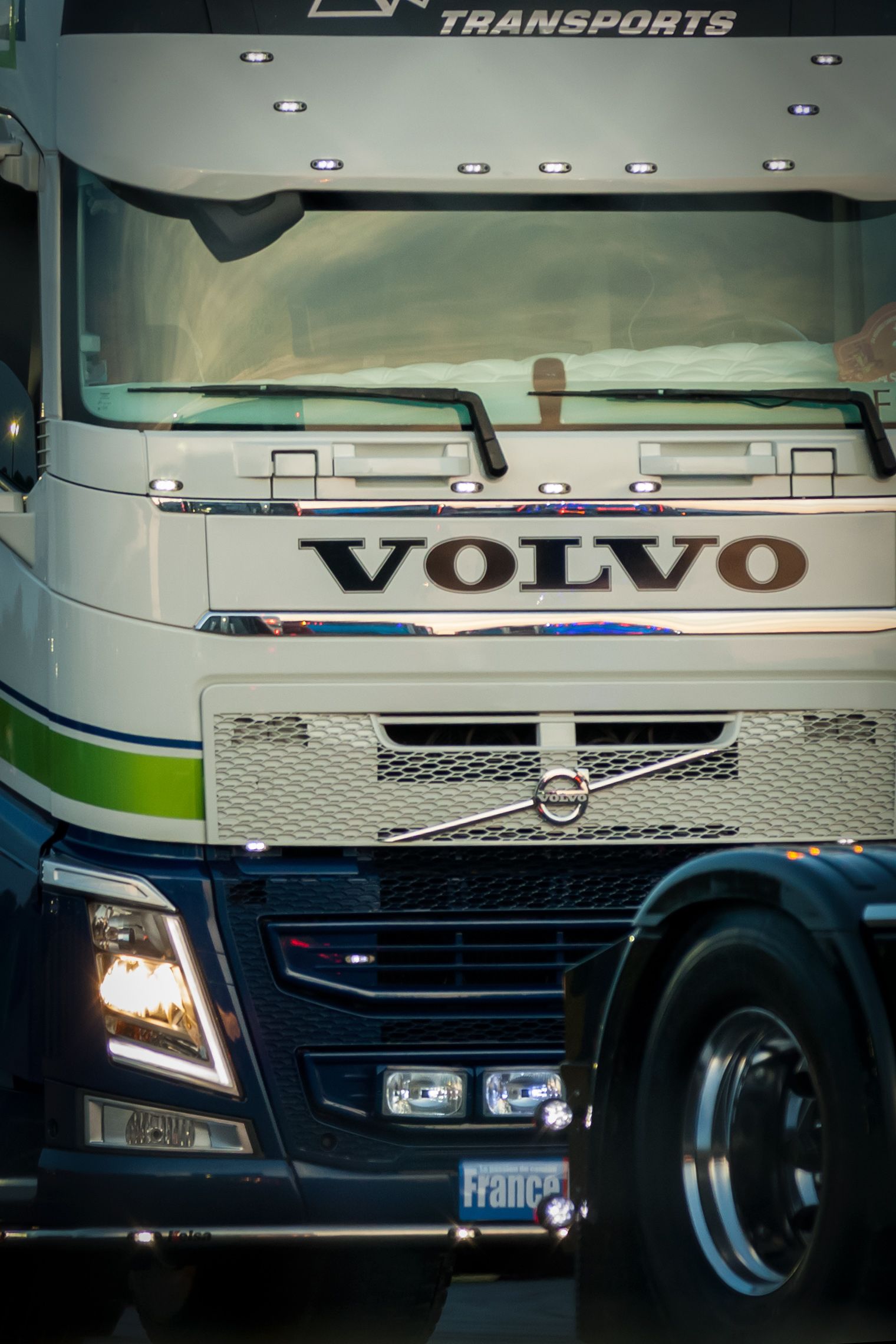 Camion Volvo bianco classico, 1520x2280 Full HD Verticale, iPhone