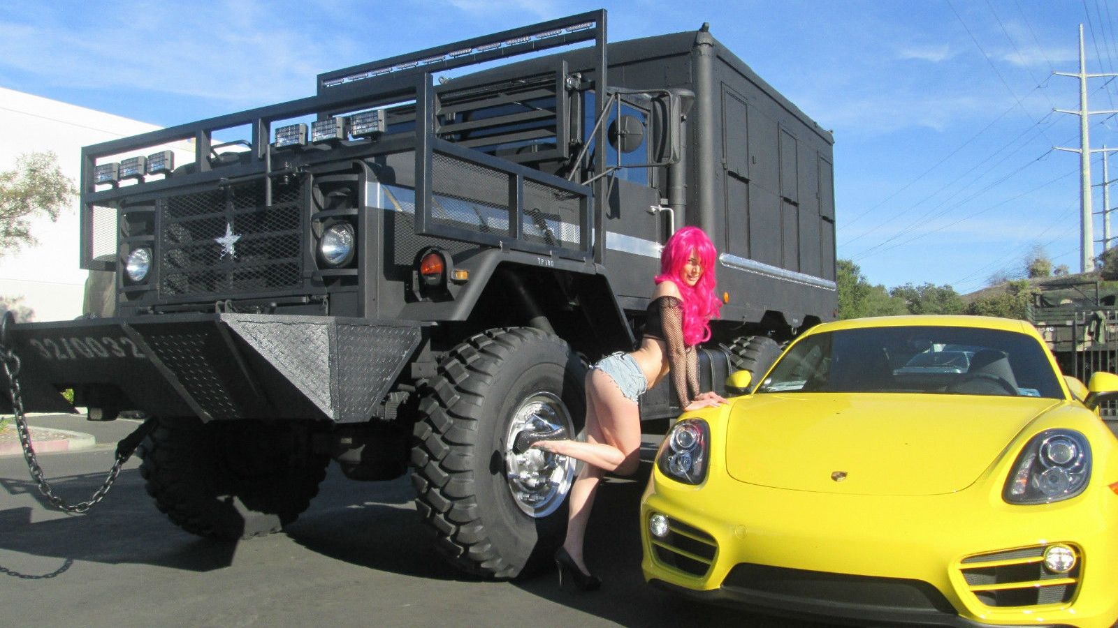 Camion militare grigio e Porsche, sportiva tedesca, 1600x900 HD Ready, PC