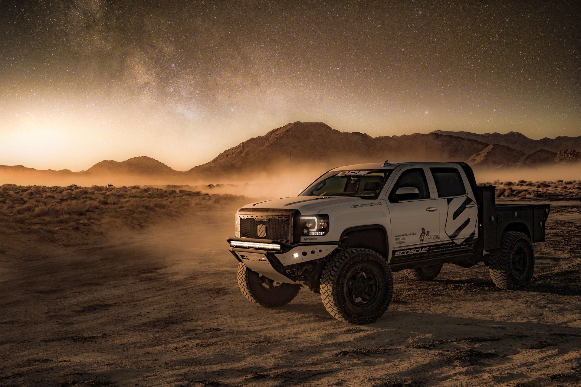 Pickup truck bianco nel deserto, 1920x1280 WUXGA, Desktop