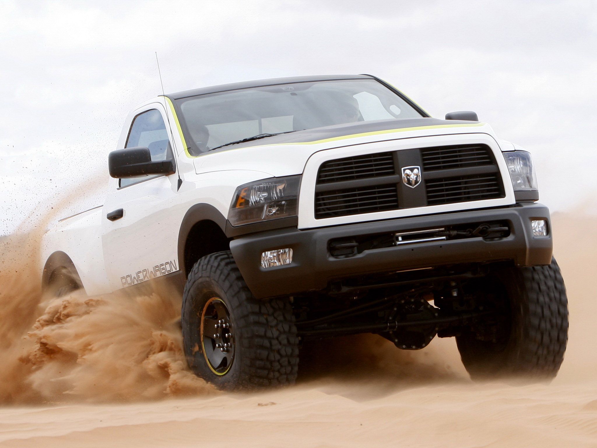 Camion Ram bianco nel deserto, 2048x1536 Hi-Res, Desktop