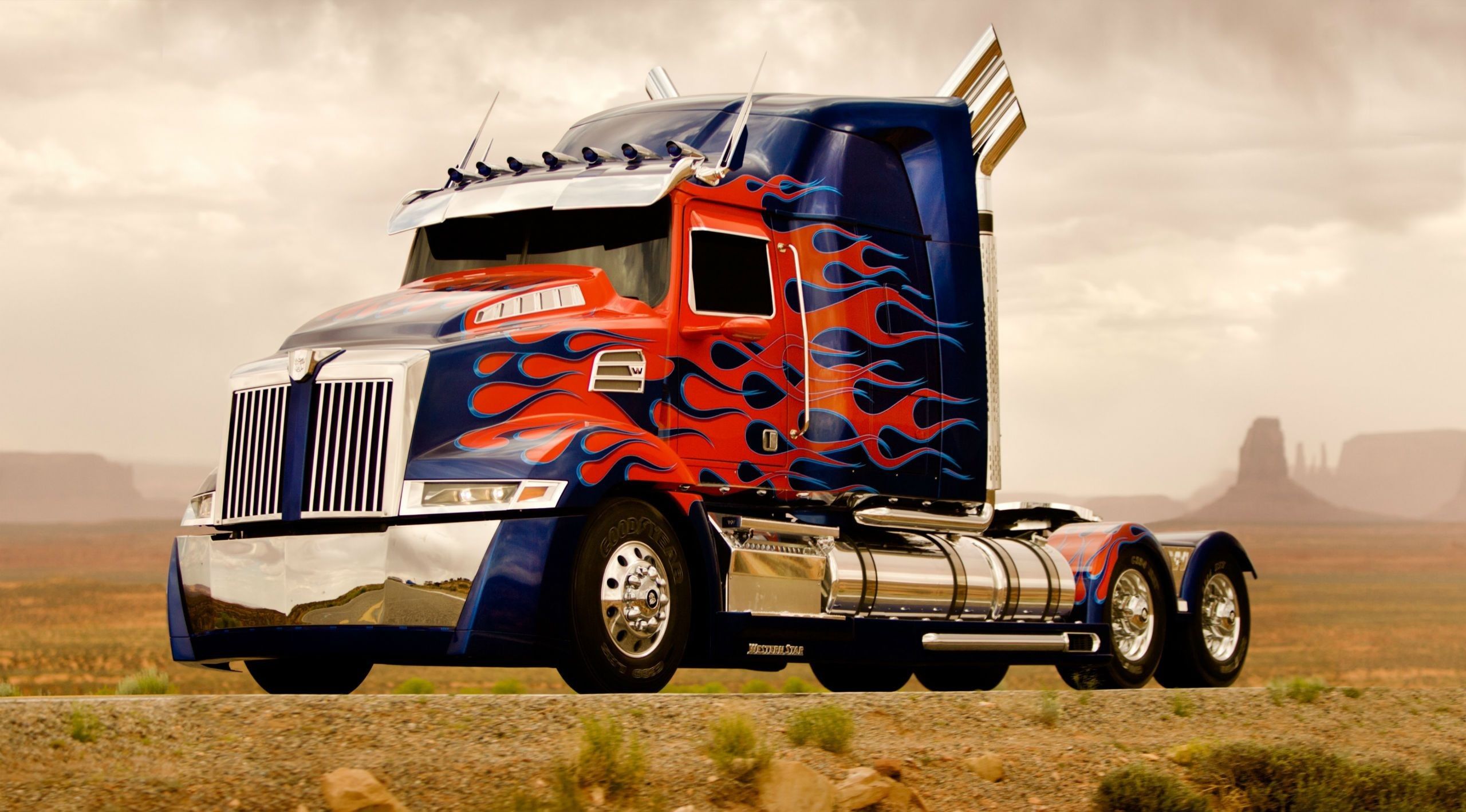 Camion Transformers deserto, 2560x1419 2K, Desktop