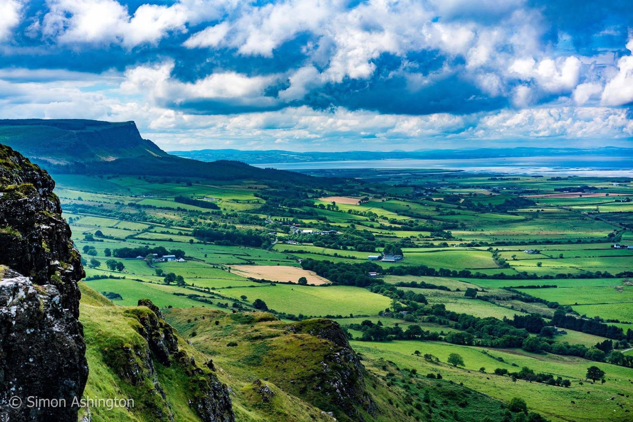 Vallata verde irlandese con scogliere, 2048x1366 Hi-Res, iMac