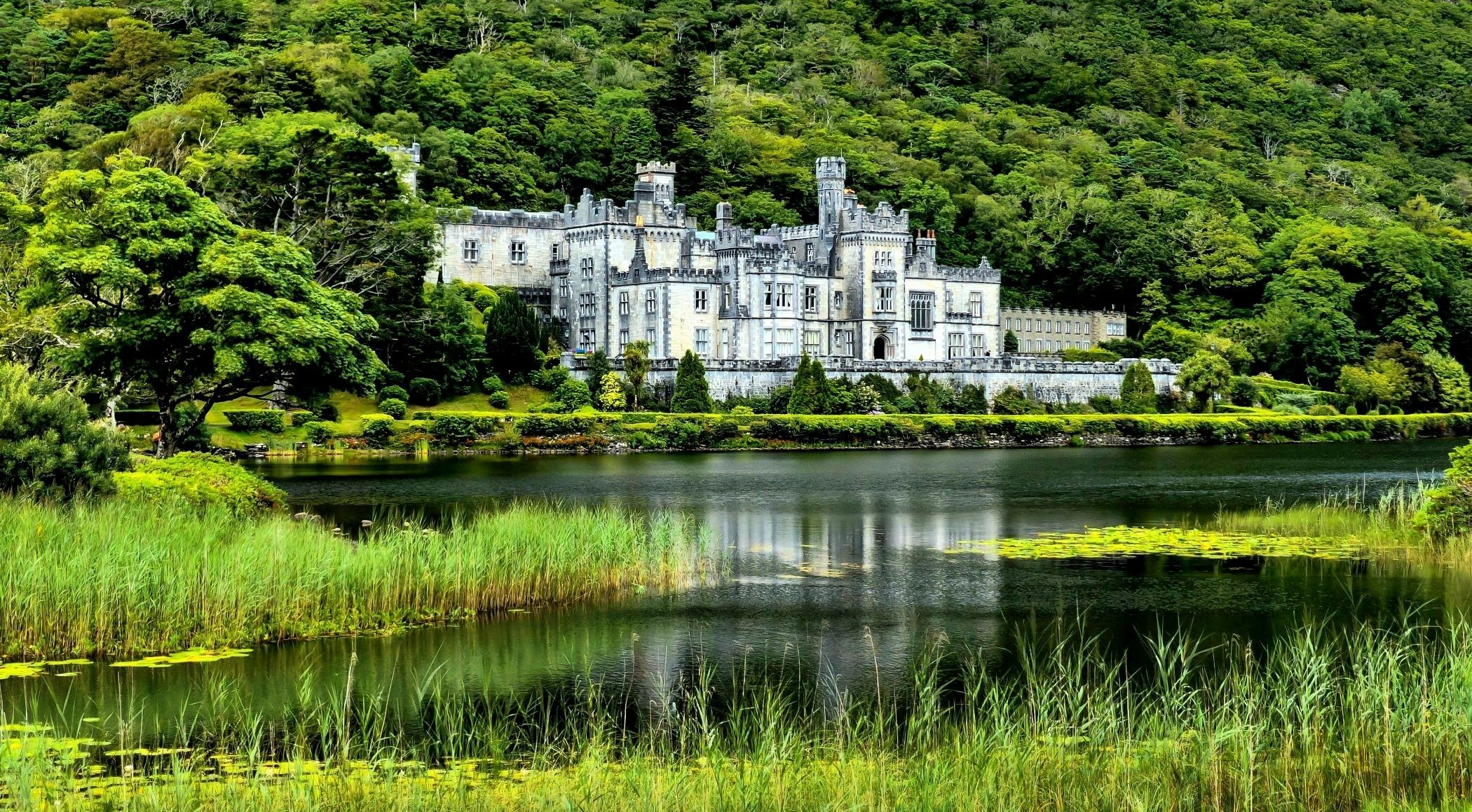 Castello irlandese vicino a lago, 2100x1159 Hi-Res, Desktop