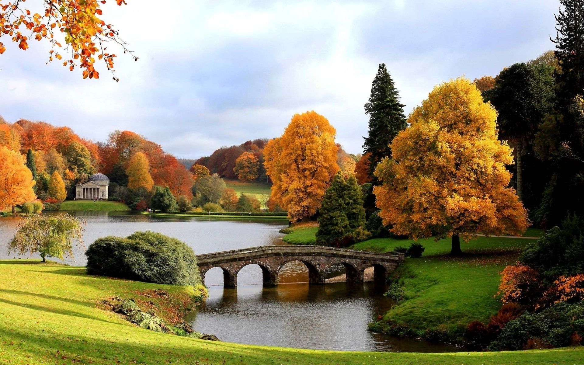 Giardino inglese con ponte e lago, 1920x1200 Full HD+, iMac