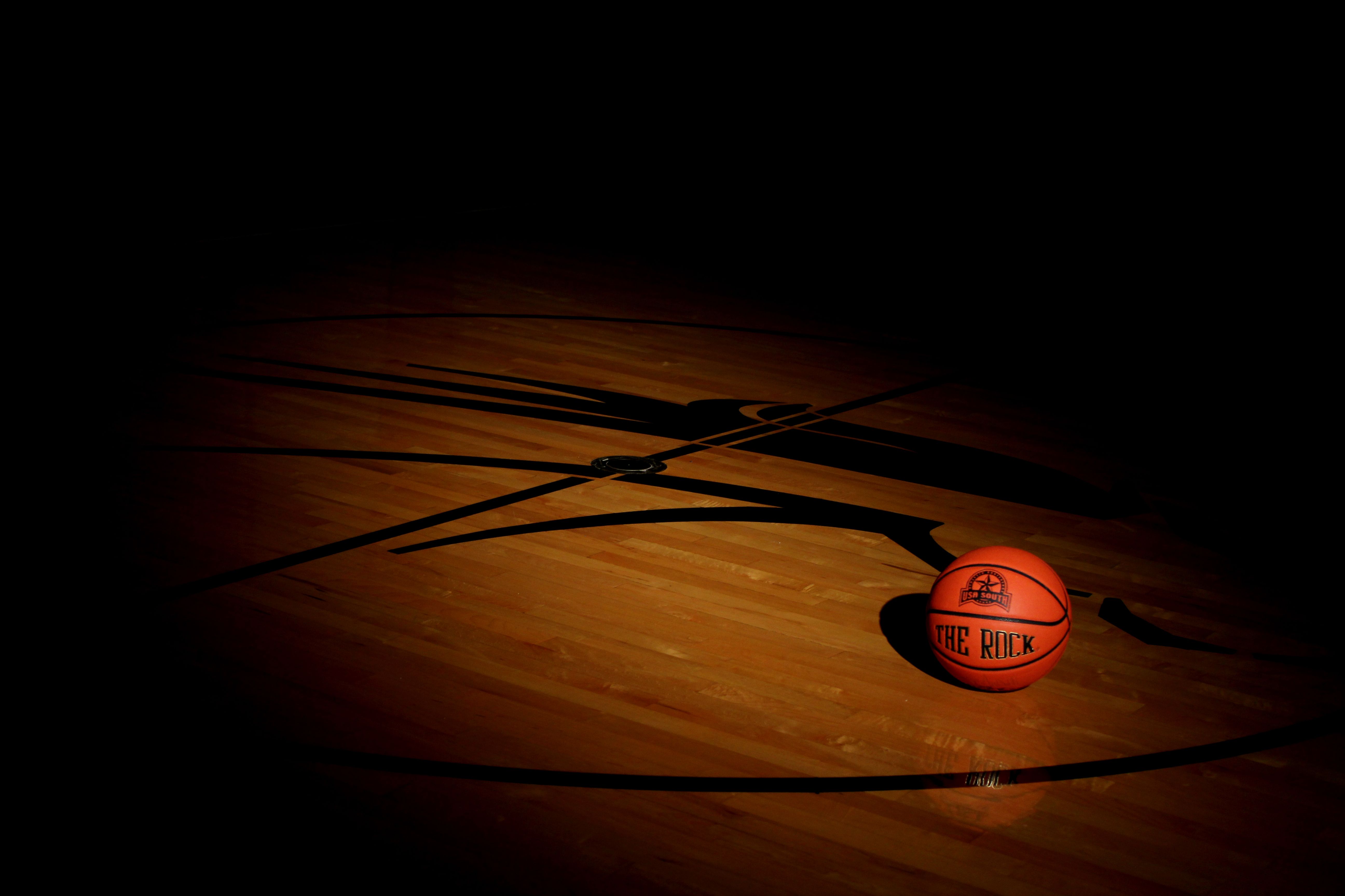 Pallone da basket su parquet, 5184x3456 UHD, Monitor Gaming