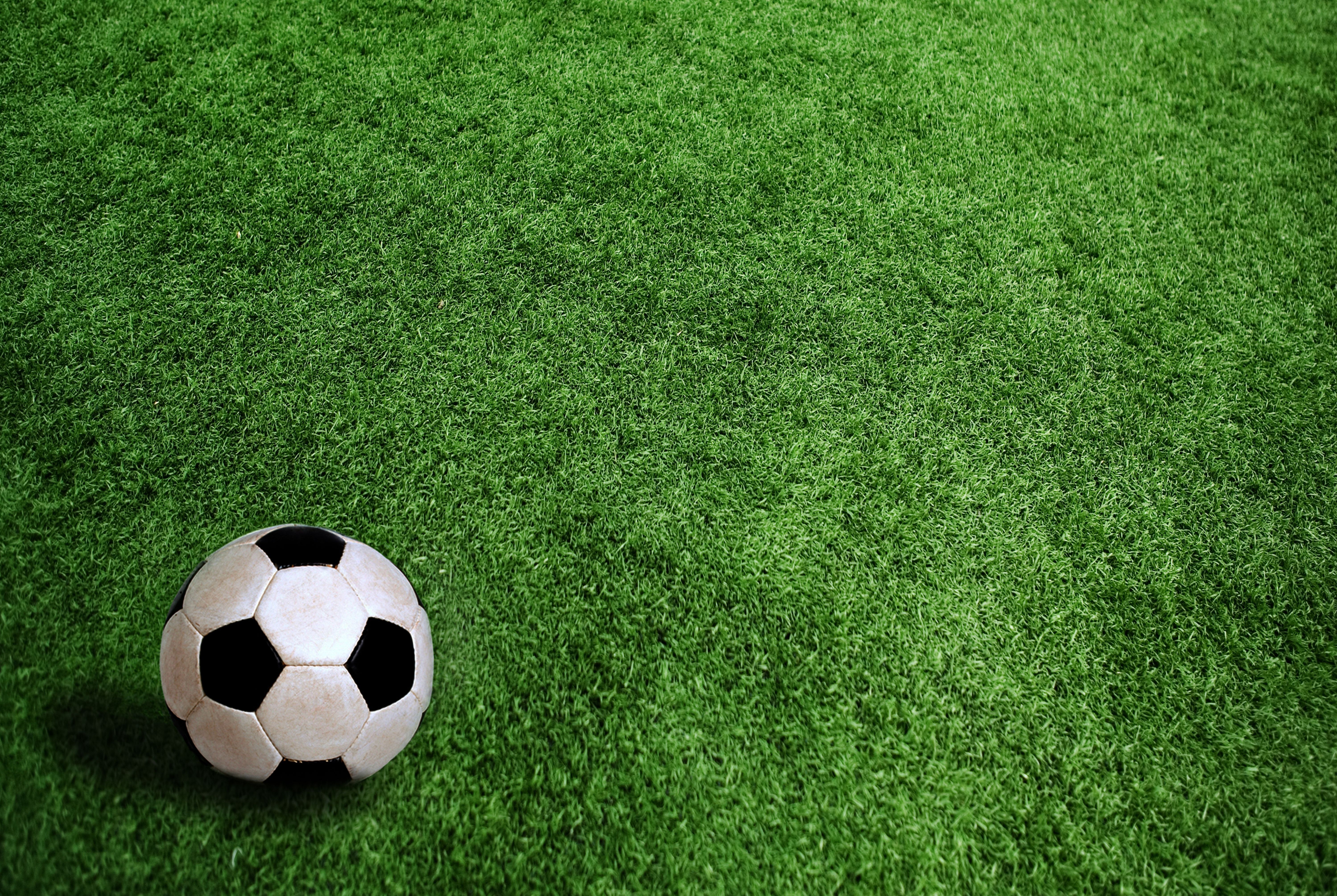 Pallone da calcio su erba, 5996x4019 UHD, PC 4K