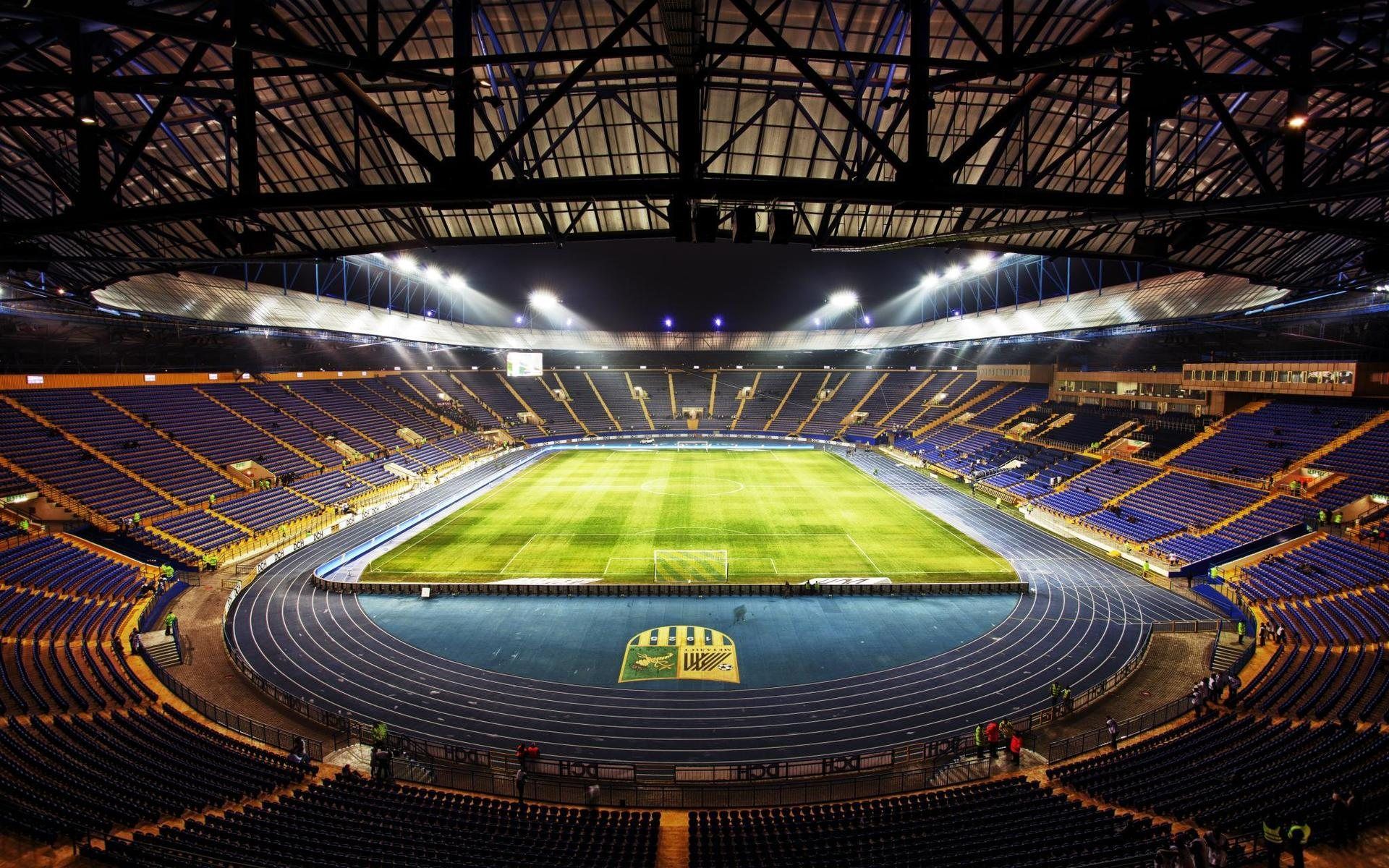 Stadio football notturno cielo drammatico, 2499x1334 2K, Desktop