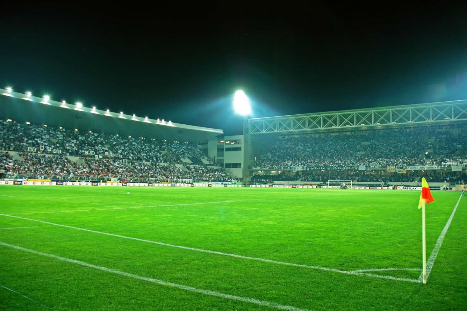 Stadio football tramonto montagne, 1600x1200 900p, Laptop