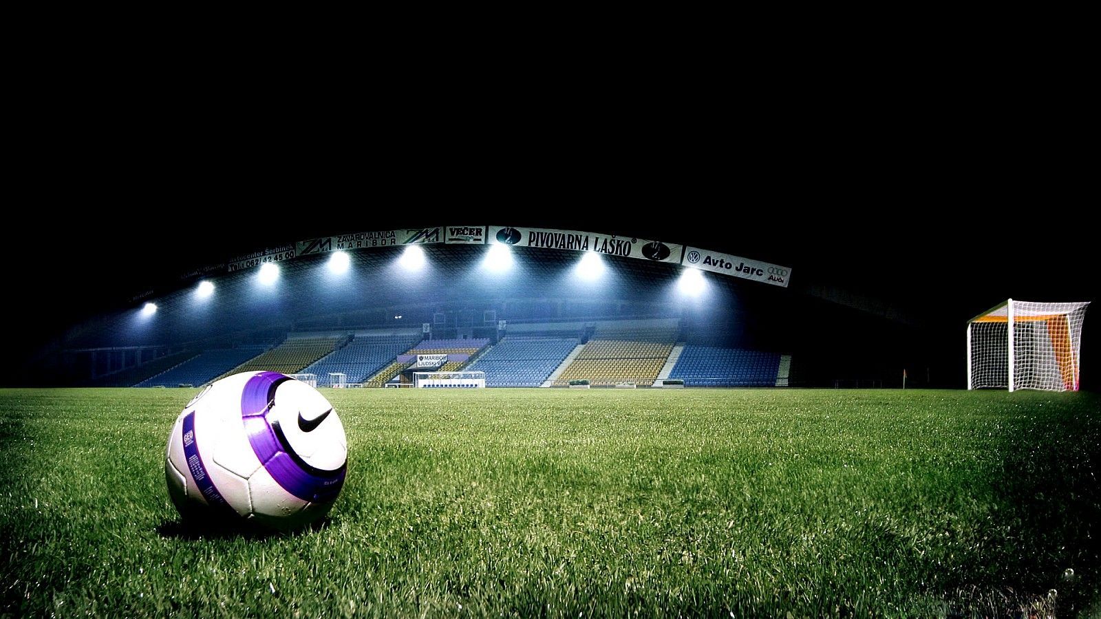 Stadio calcio notturno con riflettori, 1500x998 720p, PC