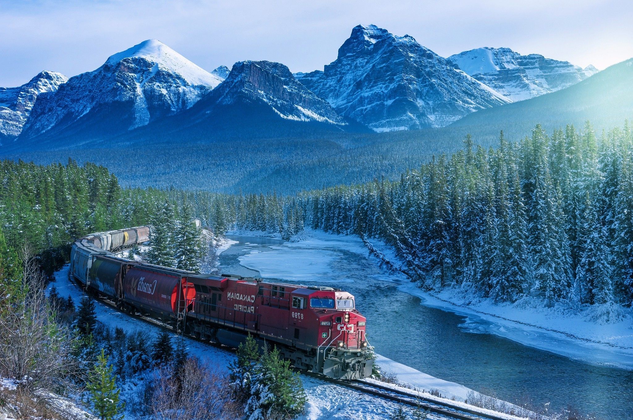 Treno rosso tra montagne innevate, 2048x1360 alta risoluzione, PC Desktop