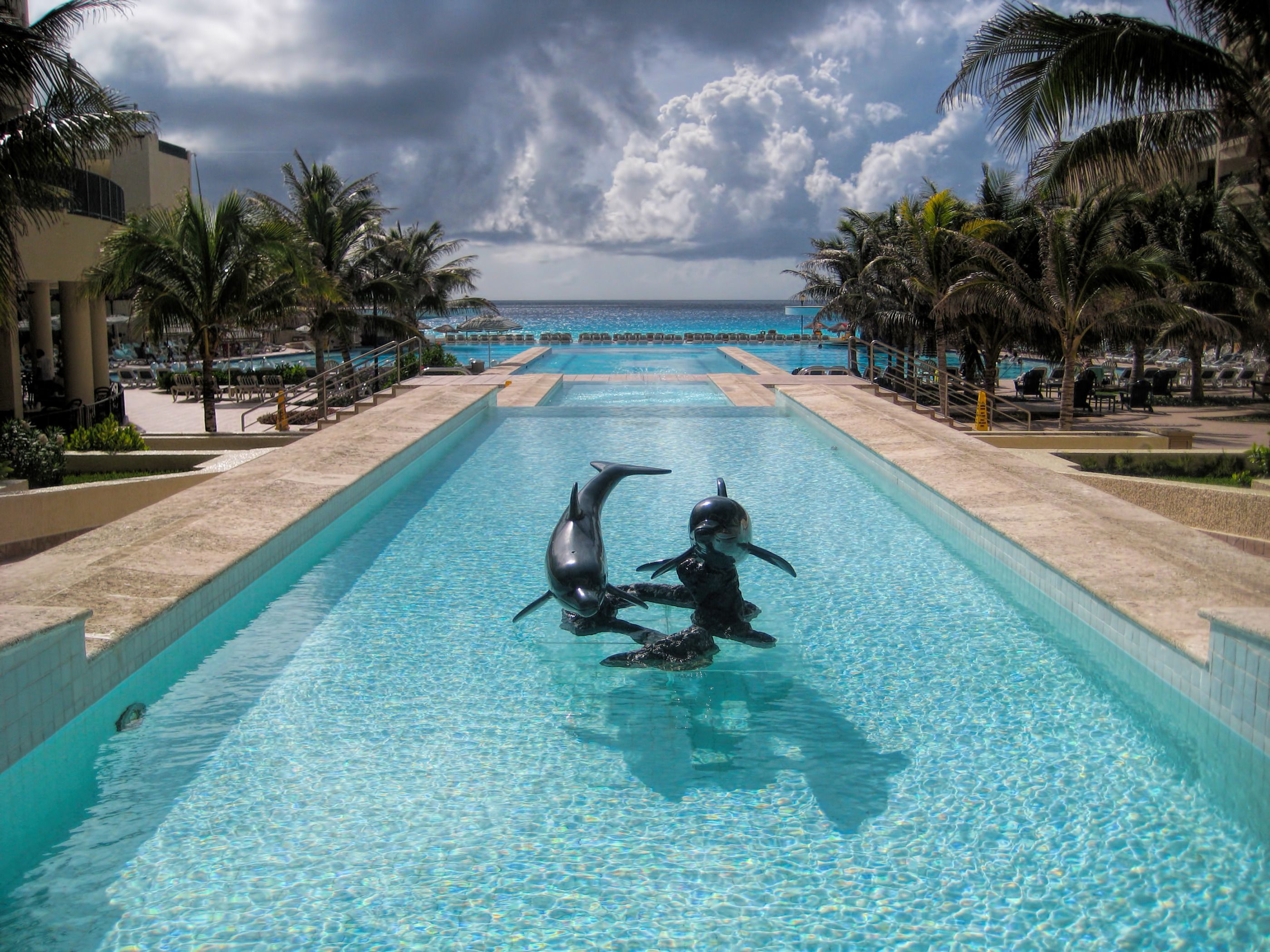Piscina resort con statue delfini, 2800x2100 2K+, Desktop