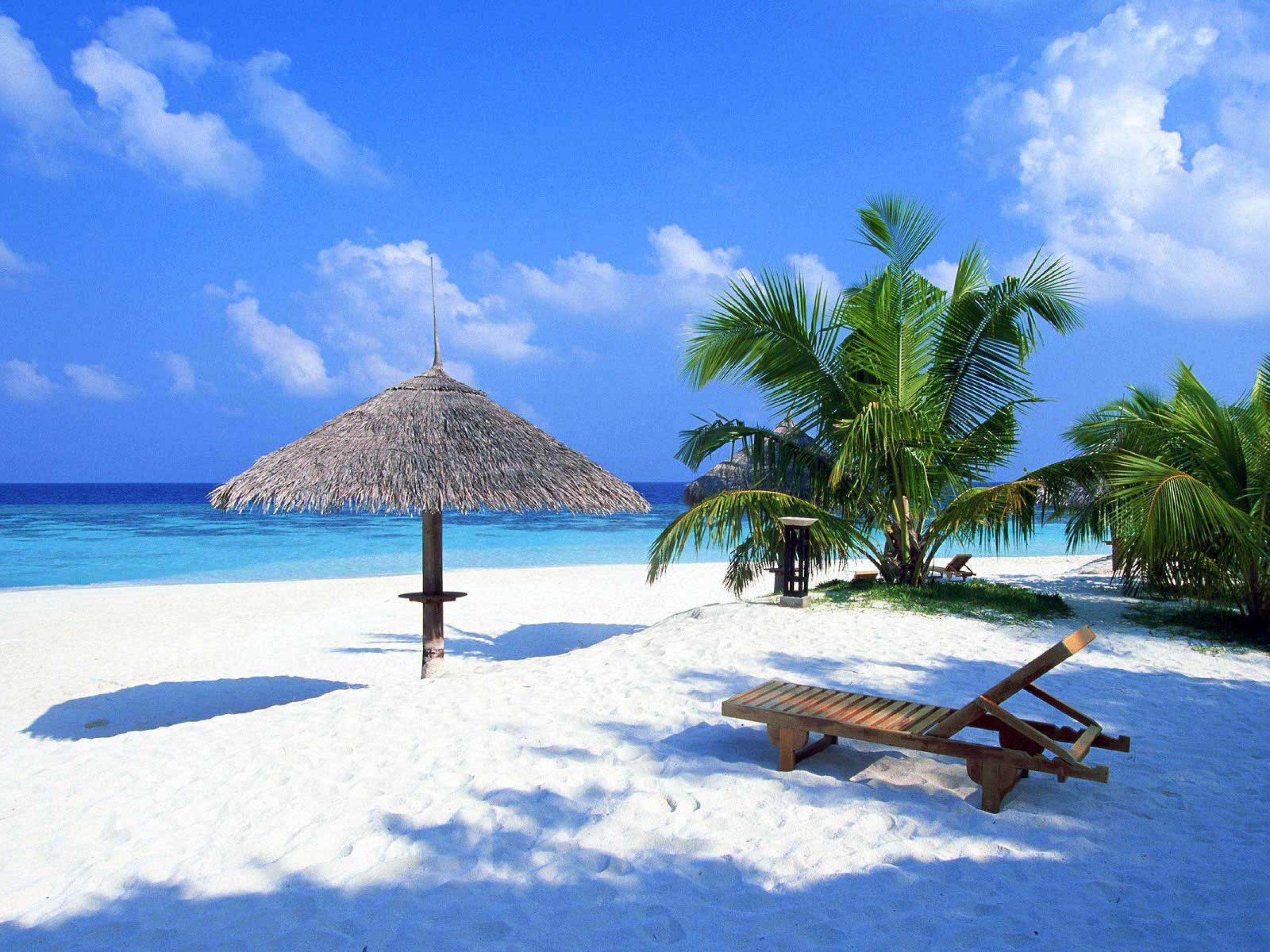 Spiaggia tropicale con ombrellone e lettino, 2560x1920 2K+, Monitor Gaming