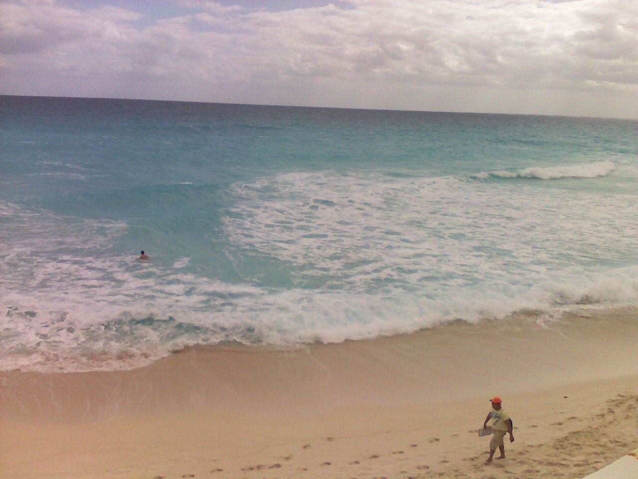 Spiaggia Cancún con onde e bambino, 1280x960 HD, Desktop