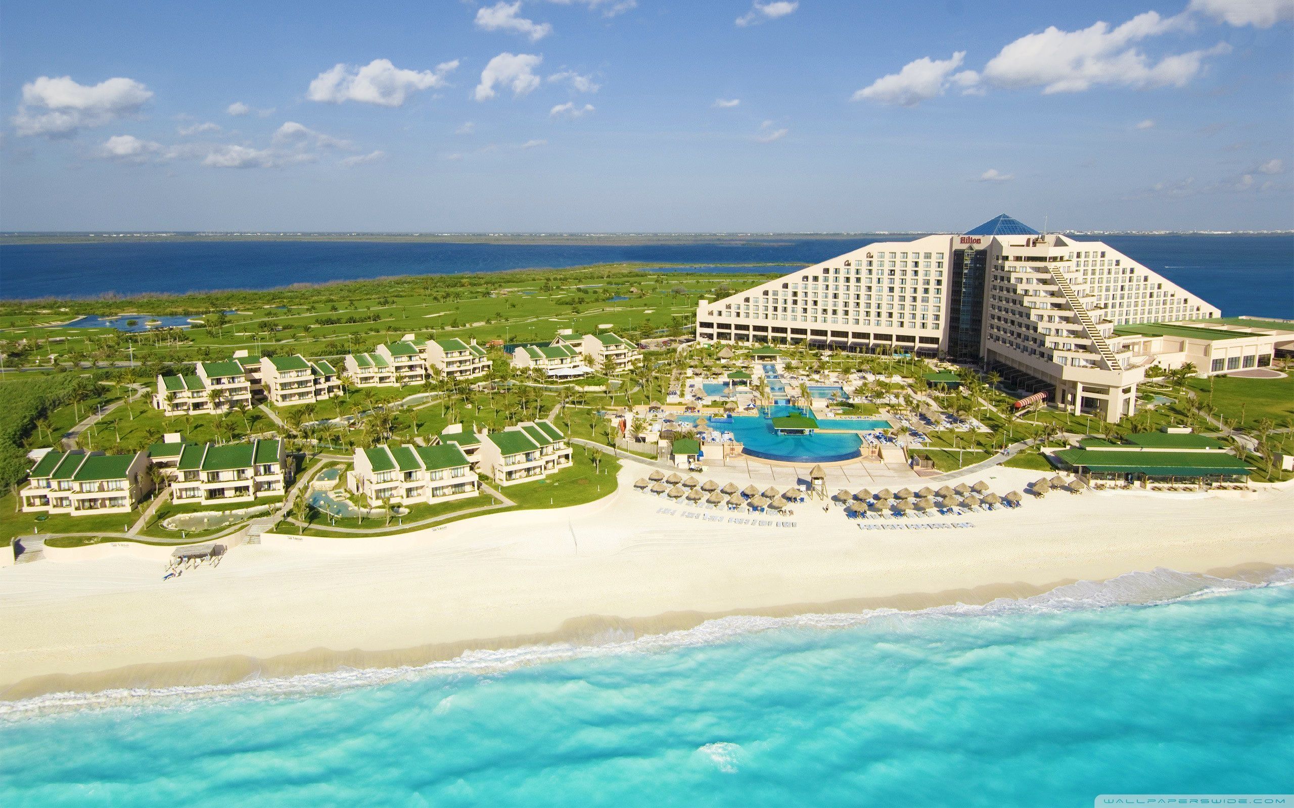 Resort piramidale su spiaggia, Cancún, 2560x1600 2K, Desktop