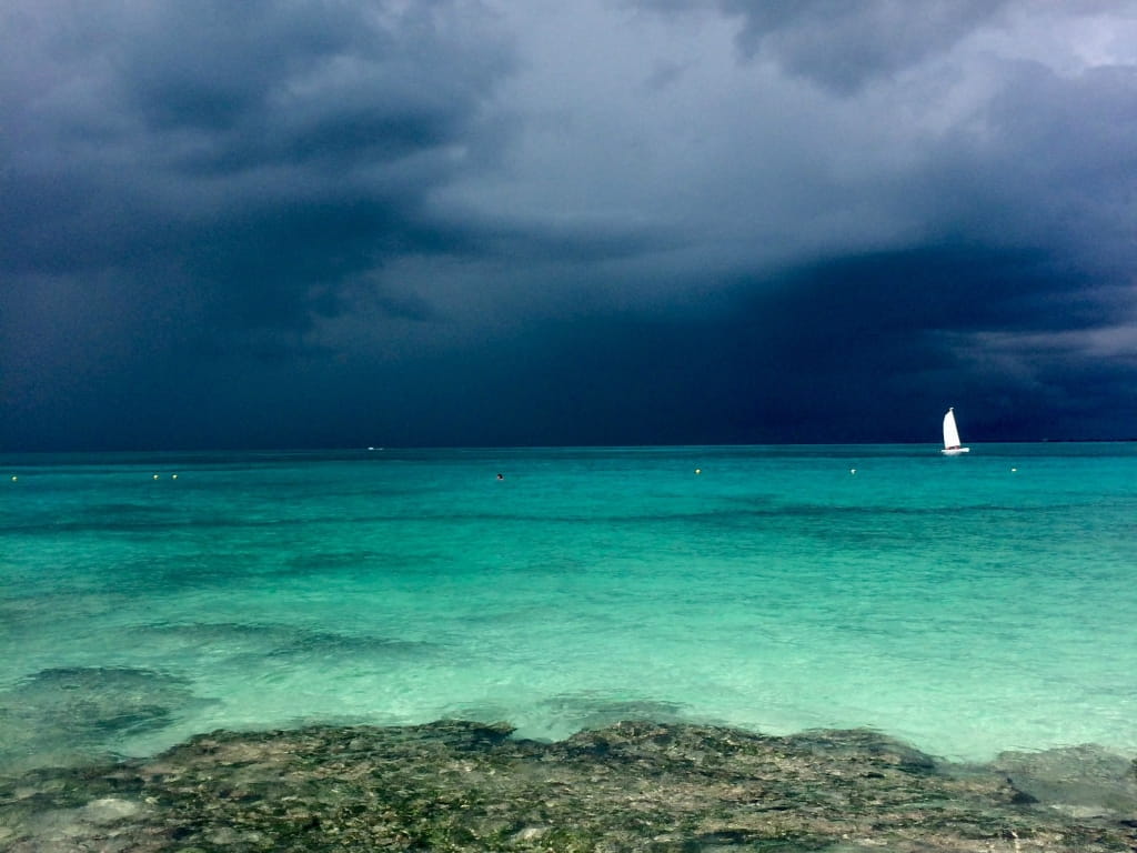 Mare turchese con veliero e tempesta, 1024x768 HD, Desktop