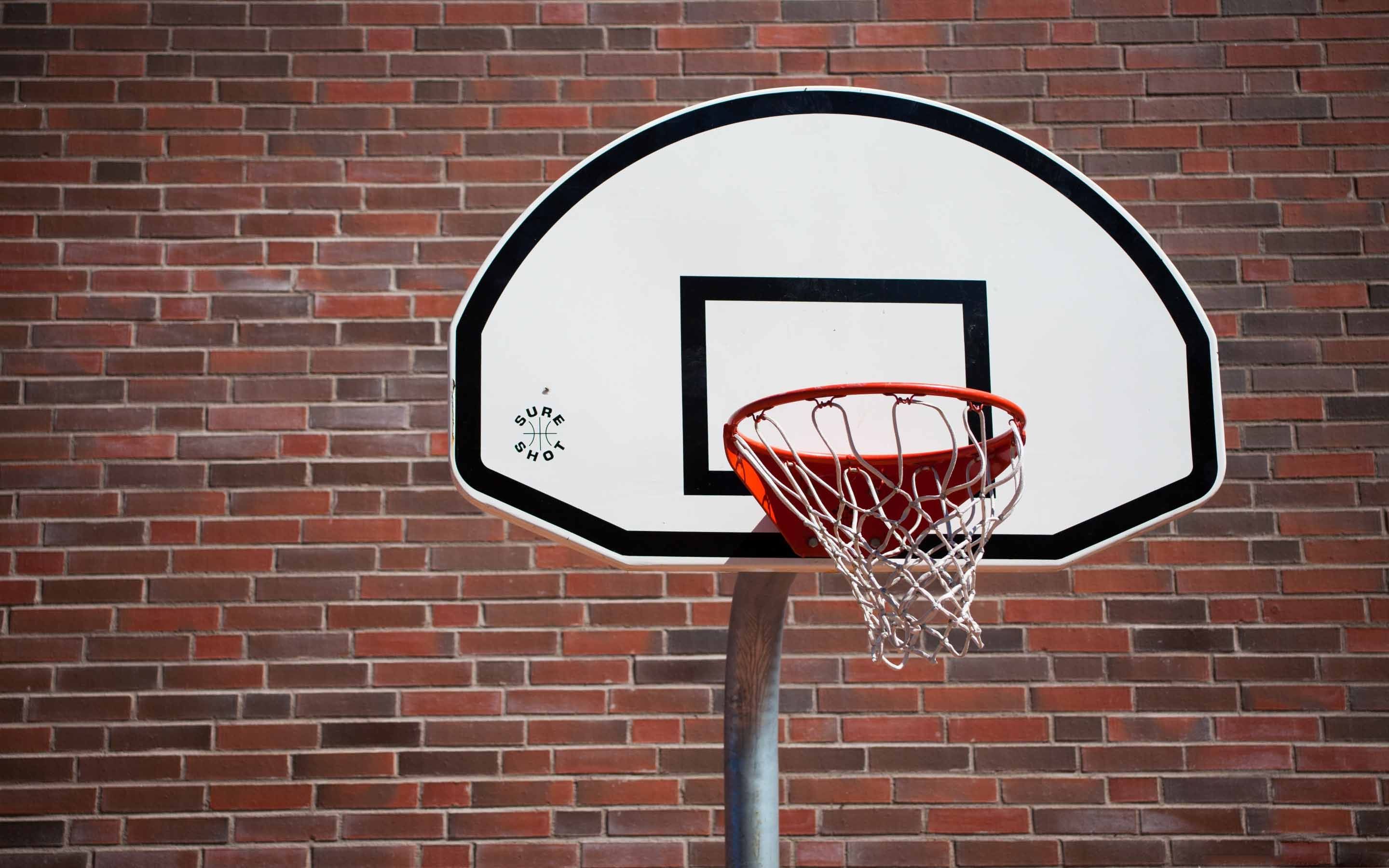 Canestro basket su muro mattoni, 2880x1800 2K+, Laptop
