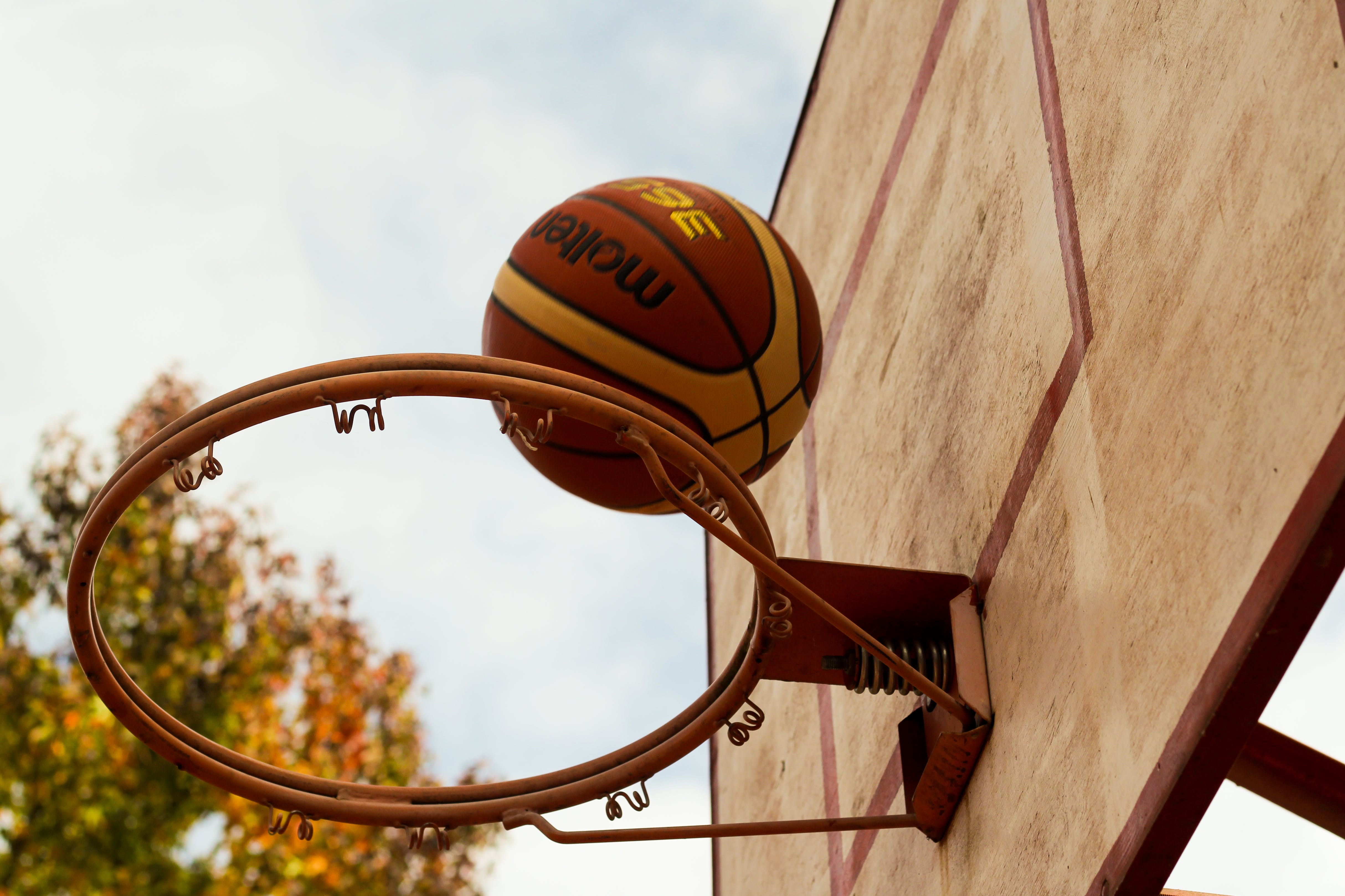 Pallone da basket sopra canestro, 4857x3238 4K Ultra HD, Monitor 4K