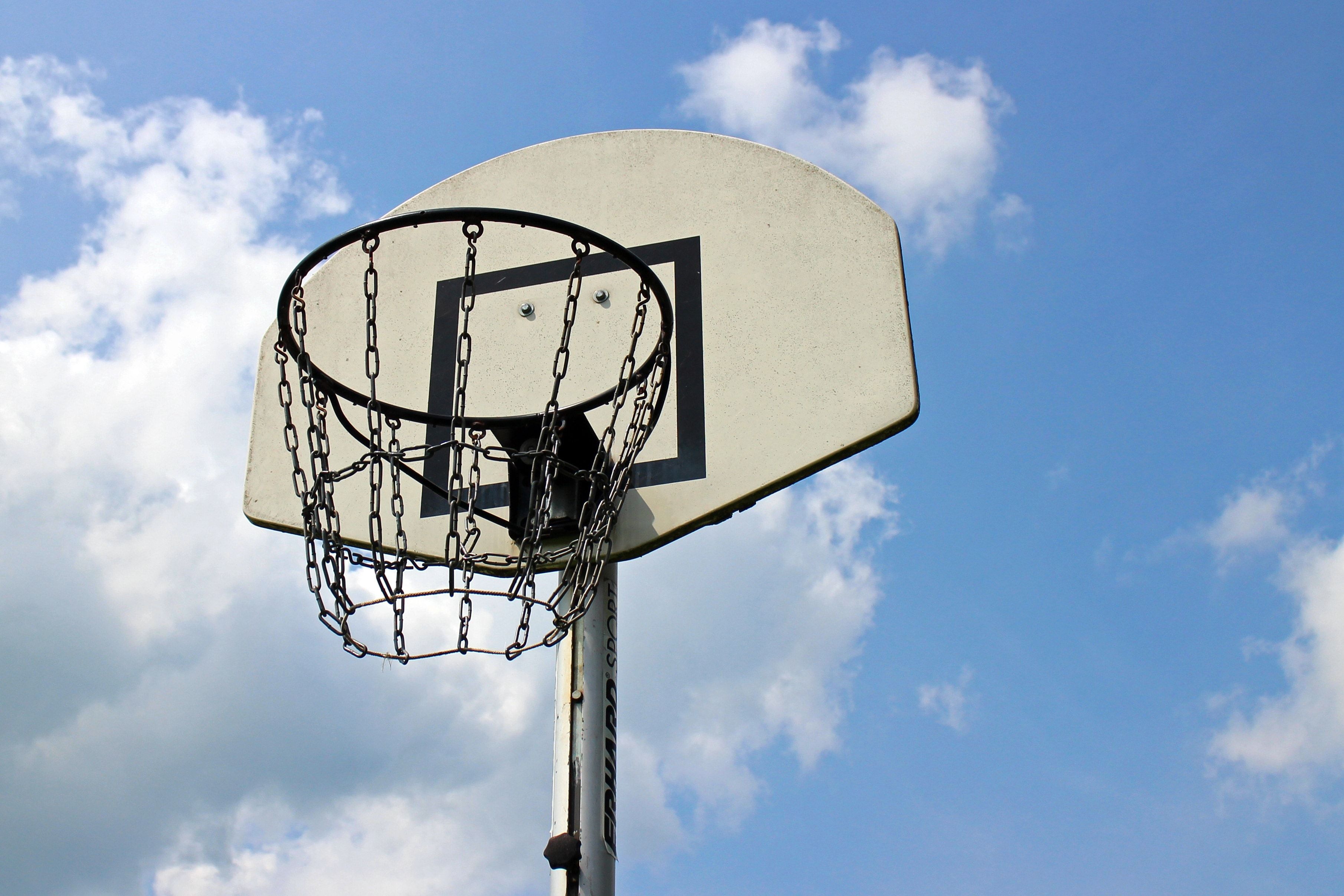 Canestro da basket con cielo, 3622x2415 2K+, Laptop