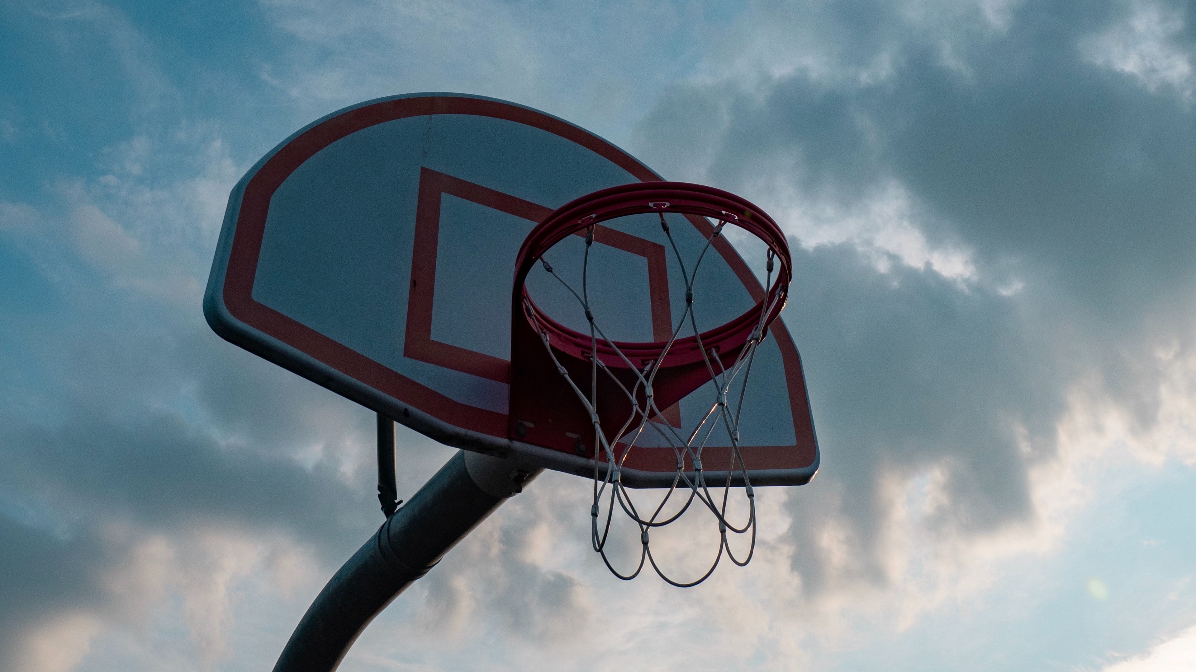 Canestro da basket cielo nuvoloso, 3840x2160 4K, Desktop 4K
