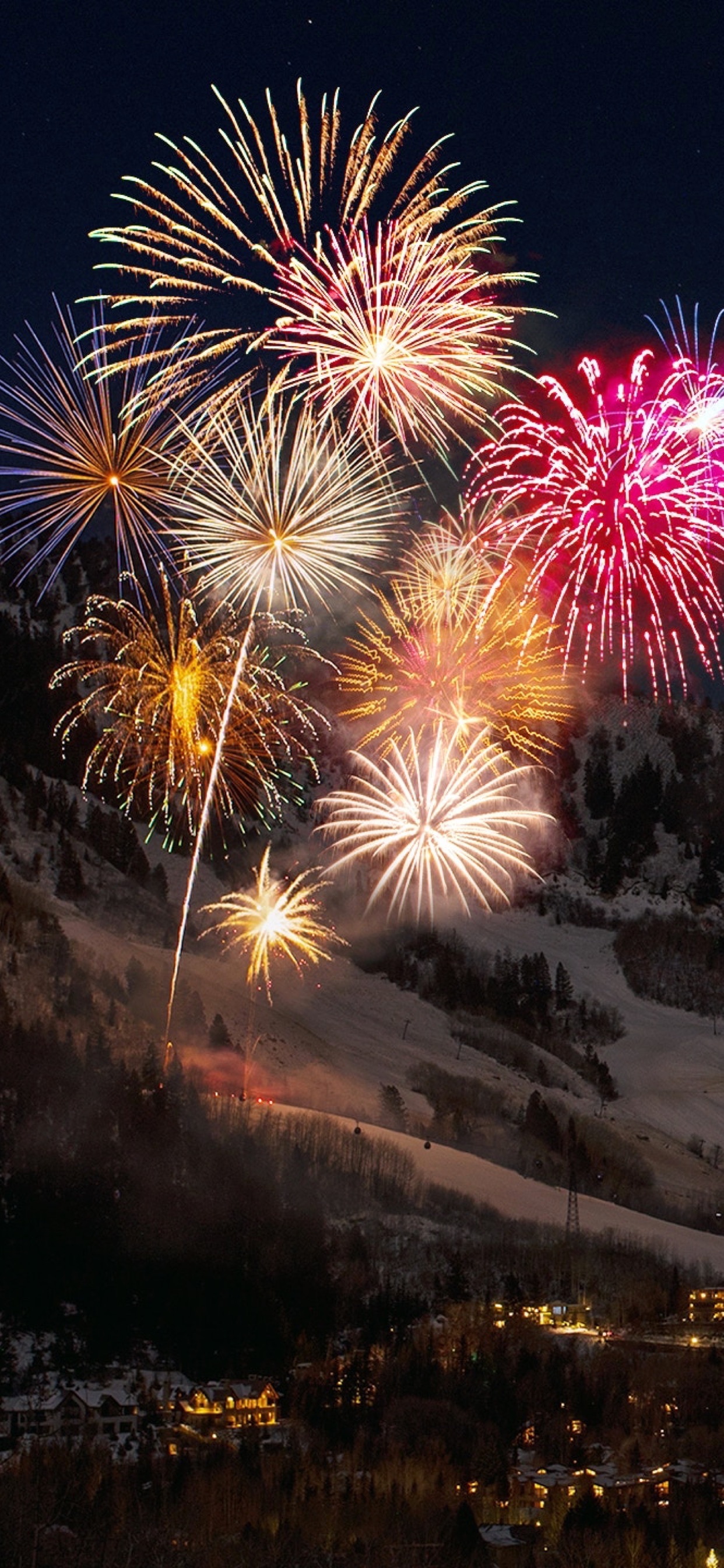 Fuochi d'artificio su montagna innevata, 1242x2688 Full HD Verticale, iPhone Pro Max