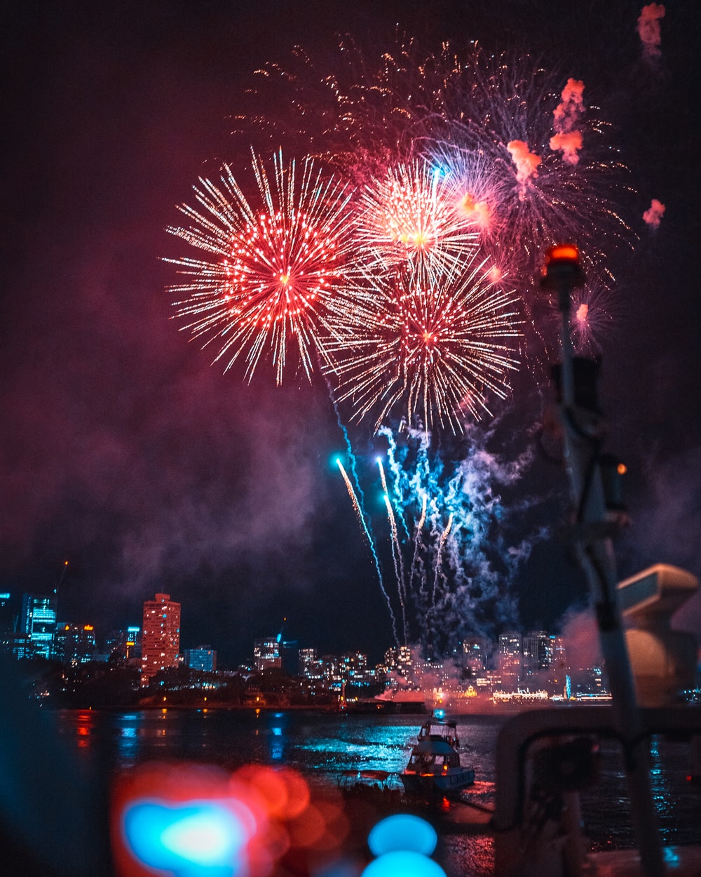 Fuochi d'artificio su città notturna, 1000x1250 Full HD Verticale, Smartphone