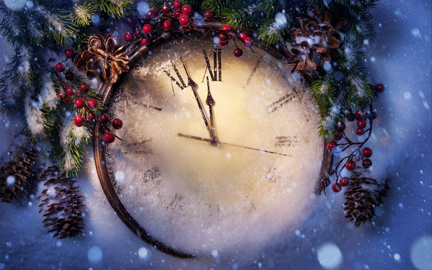Orologio Capodanno con neve e pigne, 1440x900 HD, Desktop