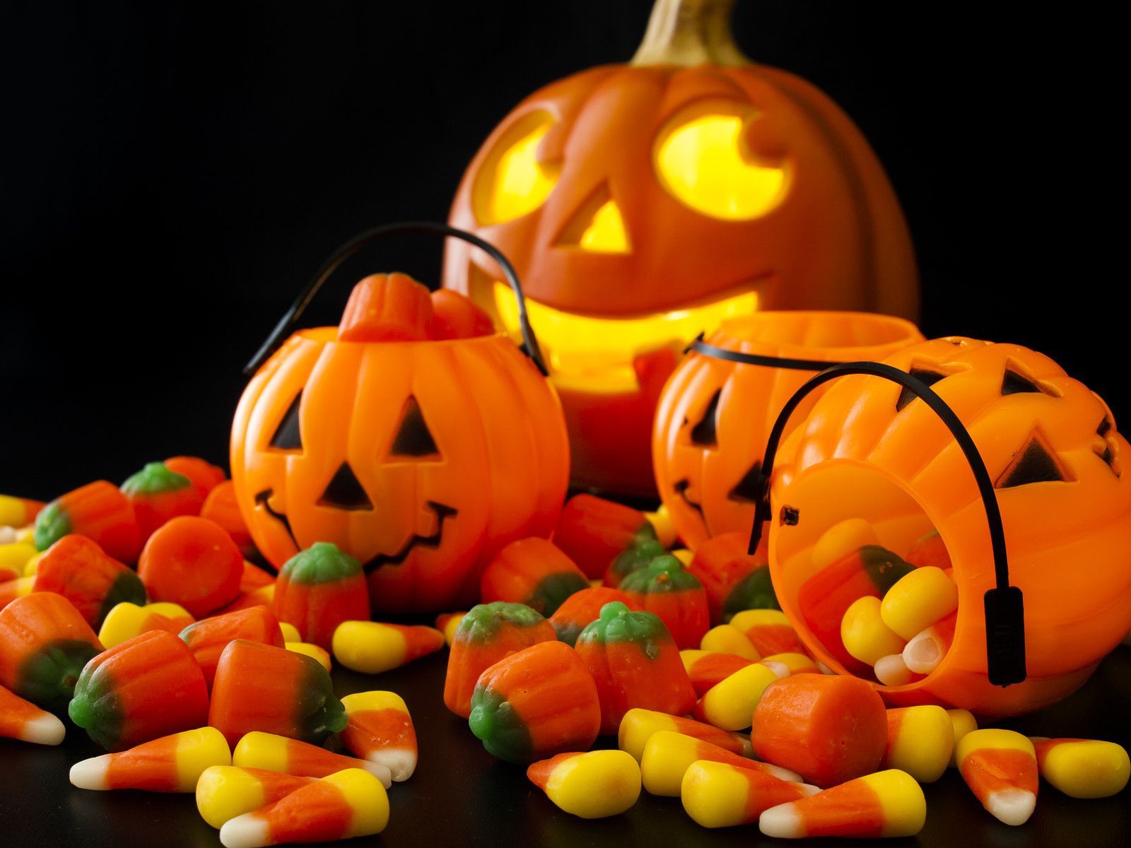 Caramelle candy corn e zucche Halloween, 1600x1200 HD, Desktop