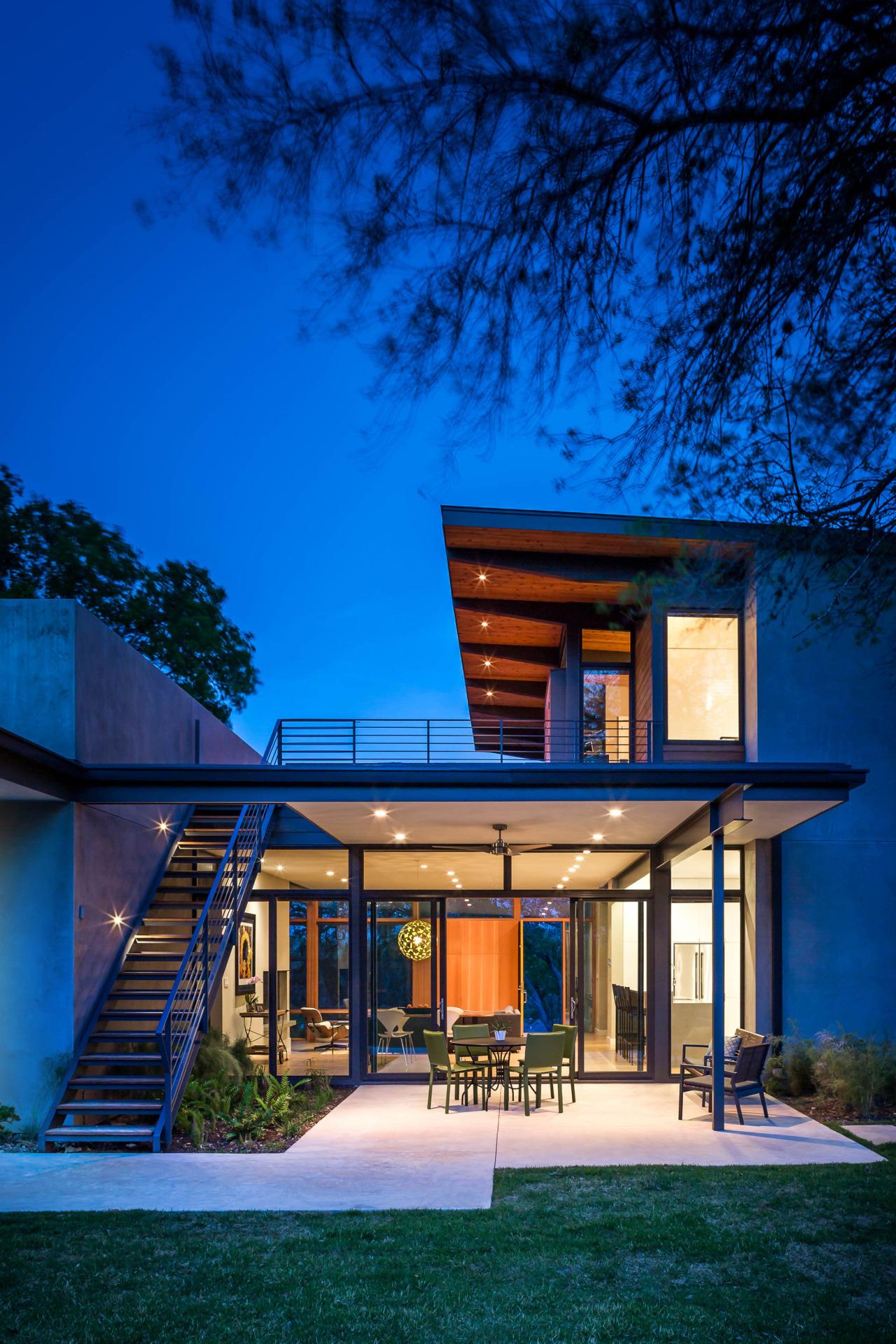 Casa moderna illuminata sera, 1280x1920 Verticale, Mobile
