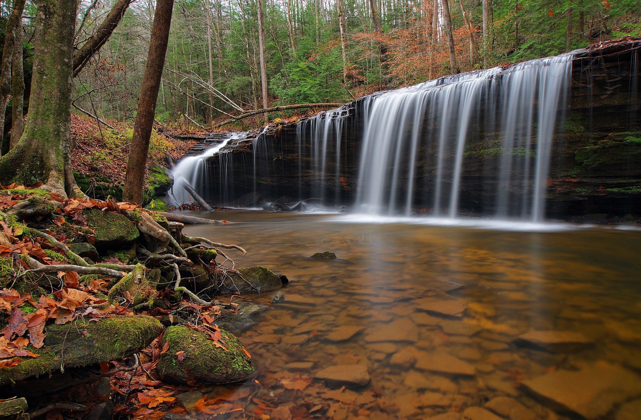 Cascata nella foresta autunnale, 2048x1344 alta risoluzione, Desktop